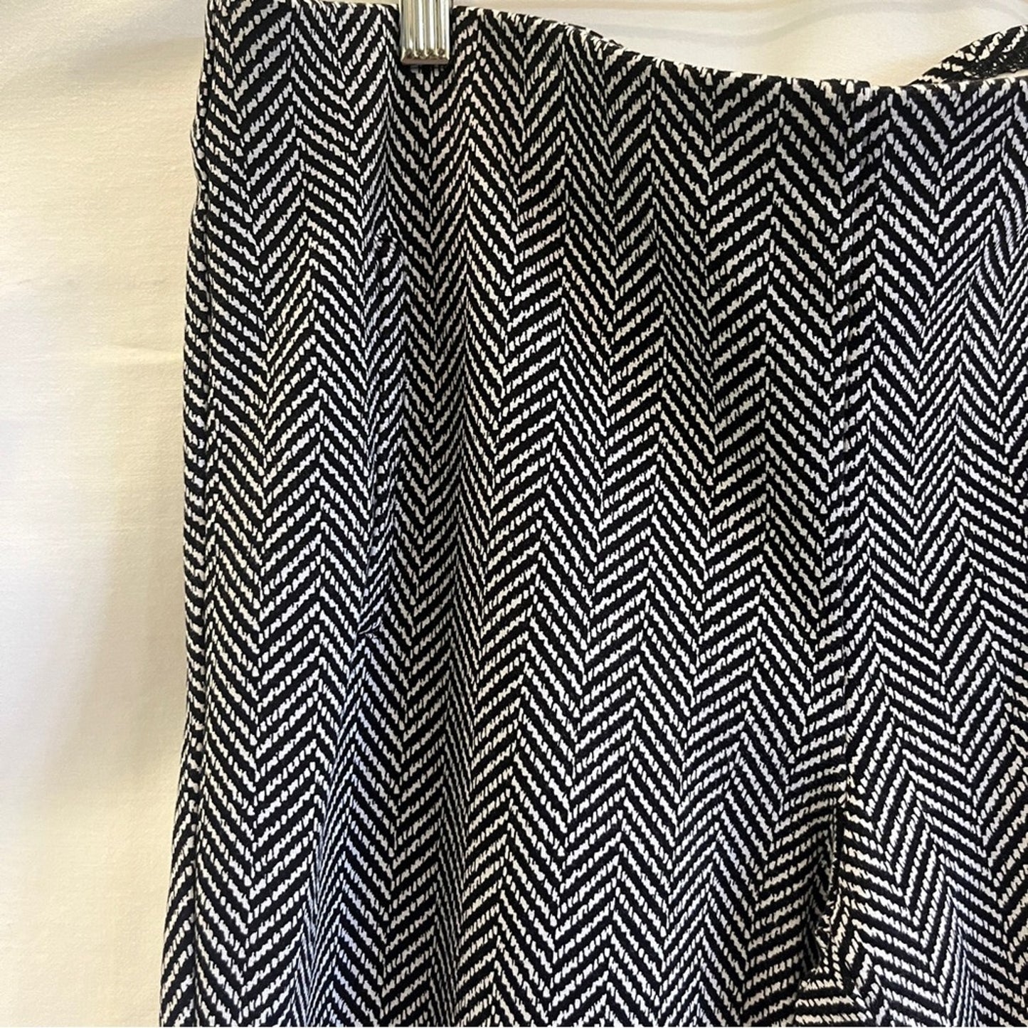 Chico's Black White Chevron Pattern Crop Pants Knit Pull On Elastic Size 3 Ankle