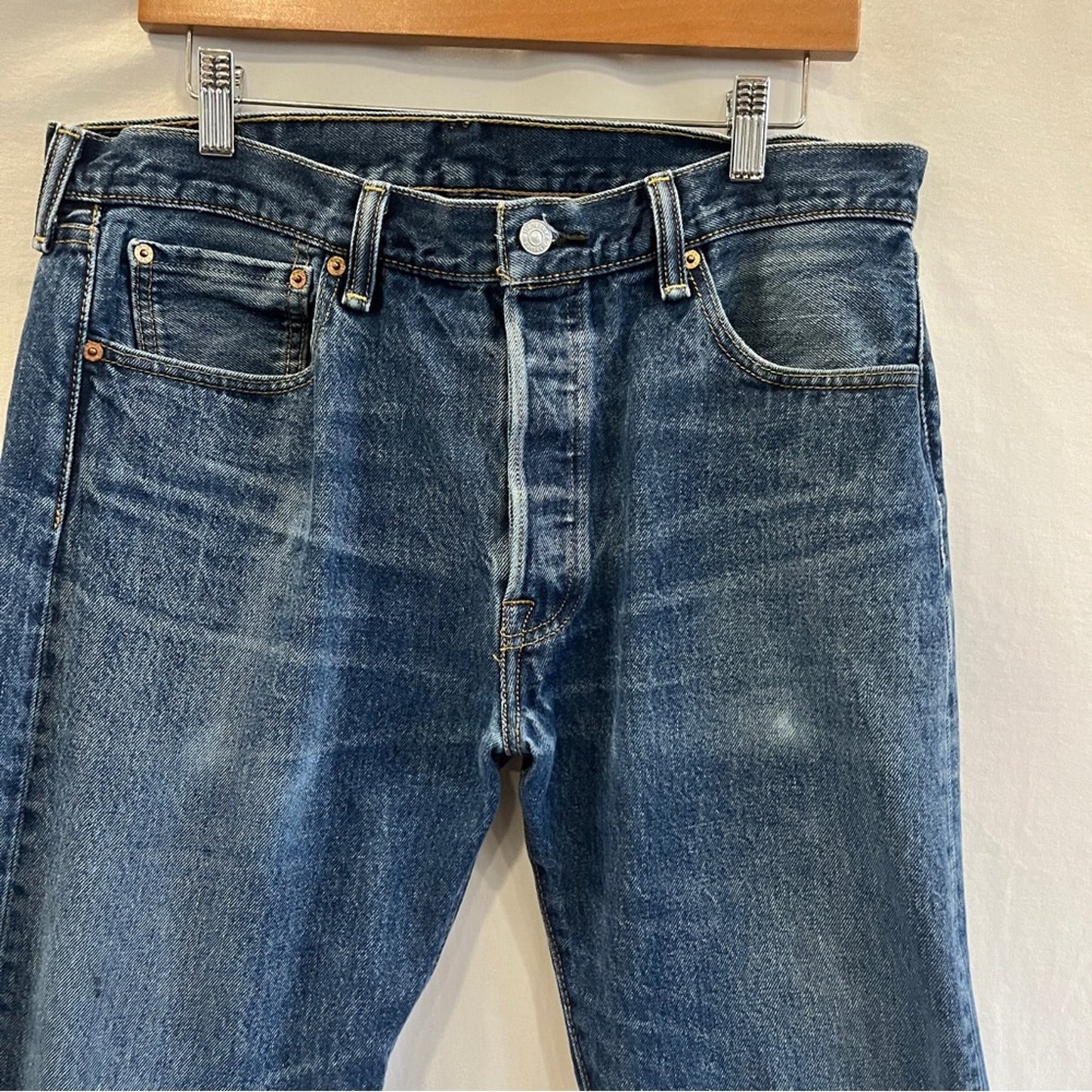Levi's 501 Buttonfly Straight Medium Wash Denim Jeans Mens 34x30 Classic Basic