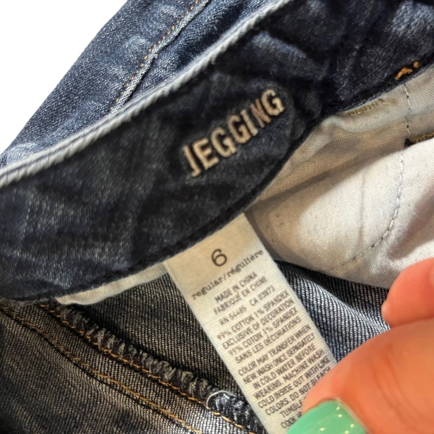 American Eagle Womens Jegging Size 6 Stretch  Medium Wash Whiskered Denim Jeans