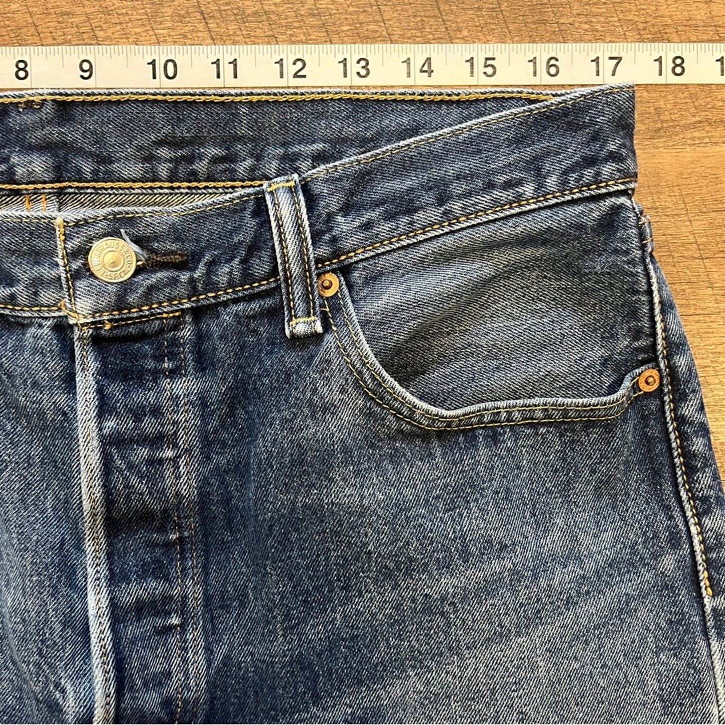 Levi's 501 Buttonfly Straight Medium Wash Denim Jeans Mens 34x30 Classic Basic