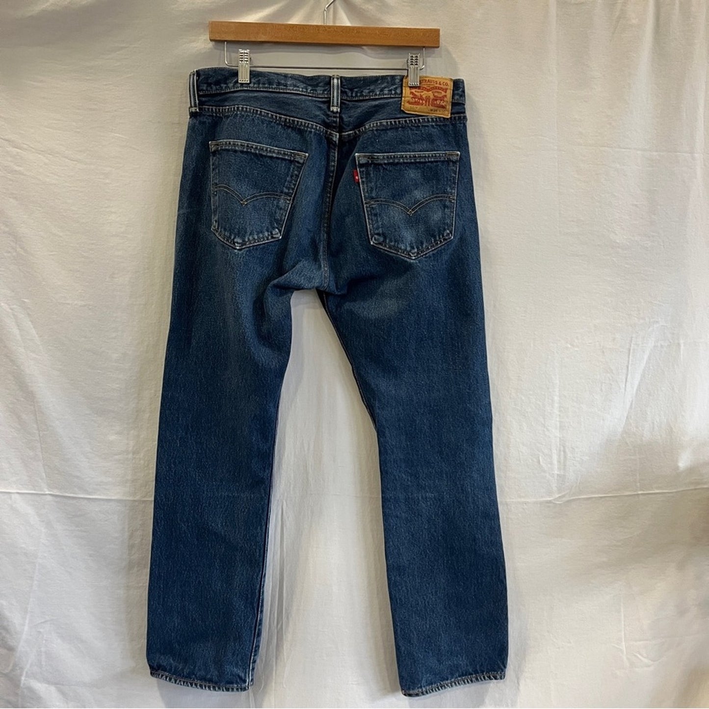 Levi's 501 Buttonfly Straight Medium Wash Denim Jeans Mens 34x30 Classic Basic