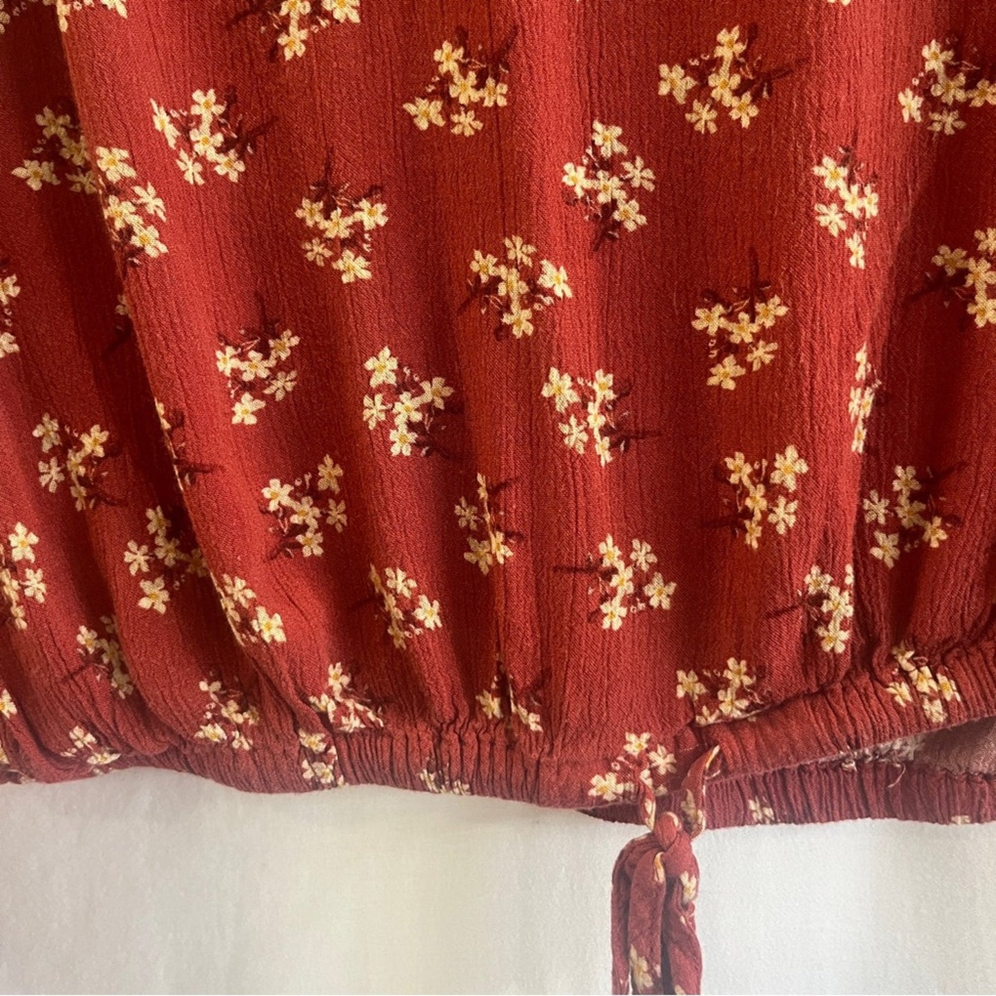 American Eagle Maroon Floral Top Womens Medium Ruffle Neck Rust Red Poet Boho