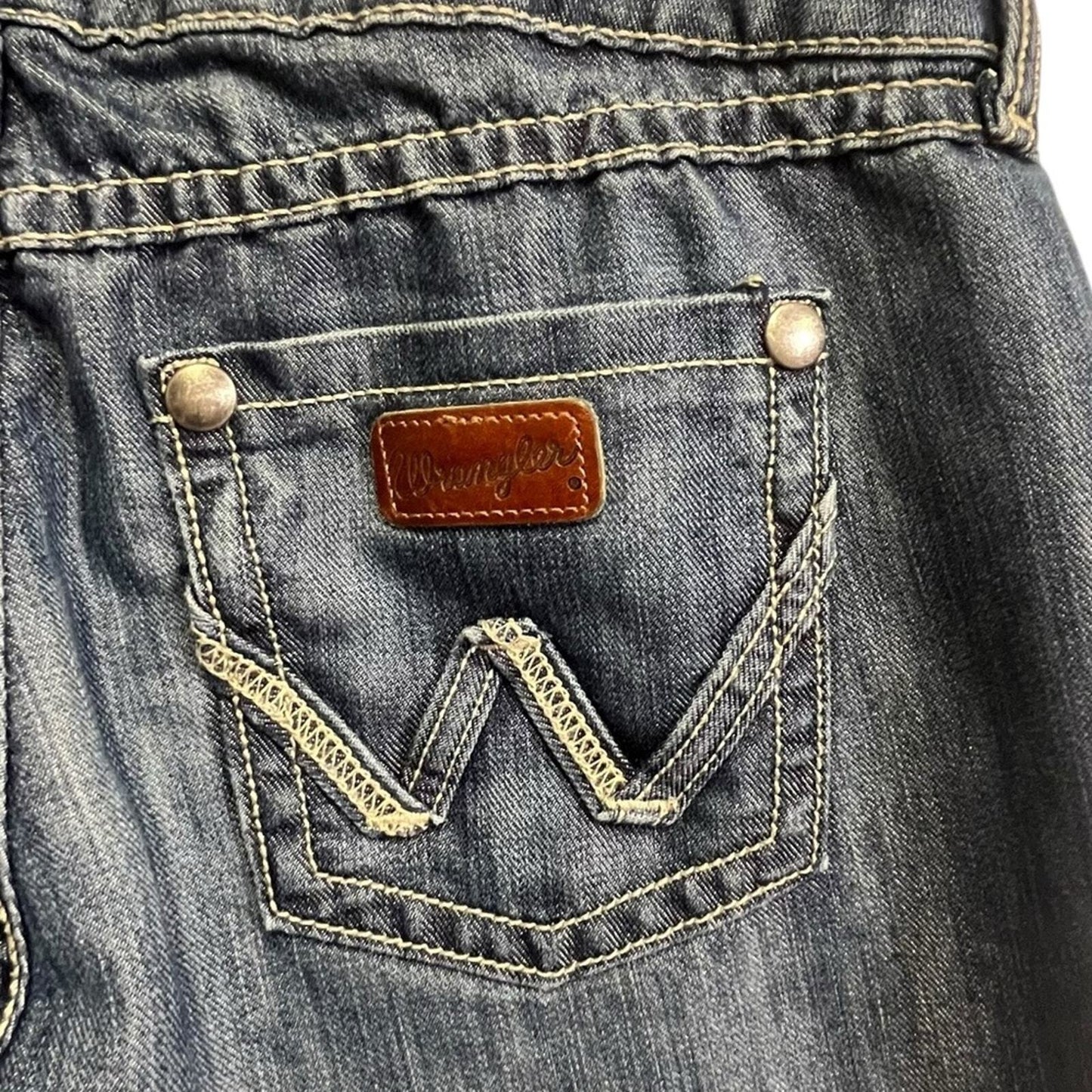 Wrangler Womens Size 7/8 x 32 Whiskered Front Medium Wash Straight Denim Jeans