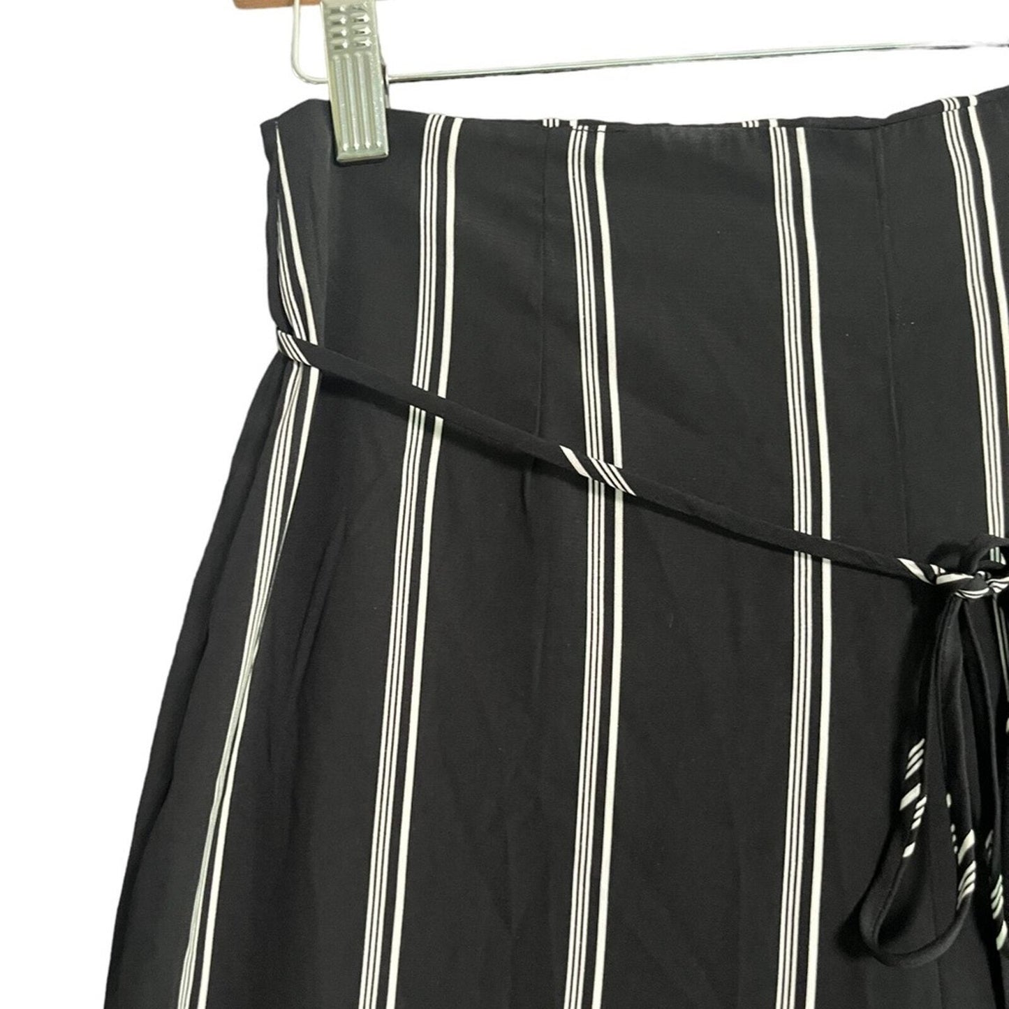 Forever 21 Contemporary Womens Size Medium Black White Striped Back Zip Culottes