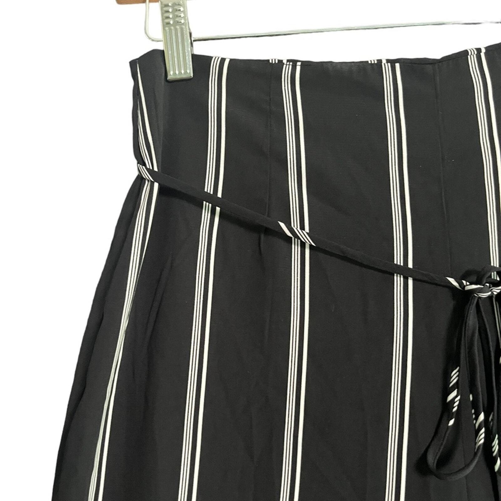Forever 21 Contemporary Womens Size Medium Black White Striped Back Zip Culottes