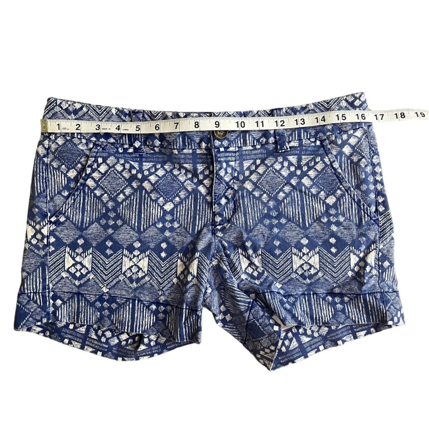 American Eagle Womens Size 6 Midi Stretch Blue White Aztec Flat Front Shorts