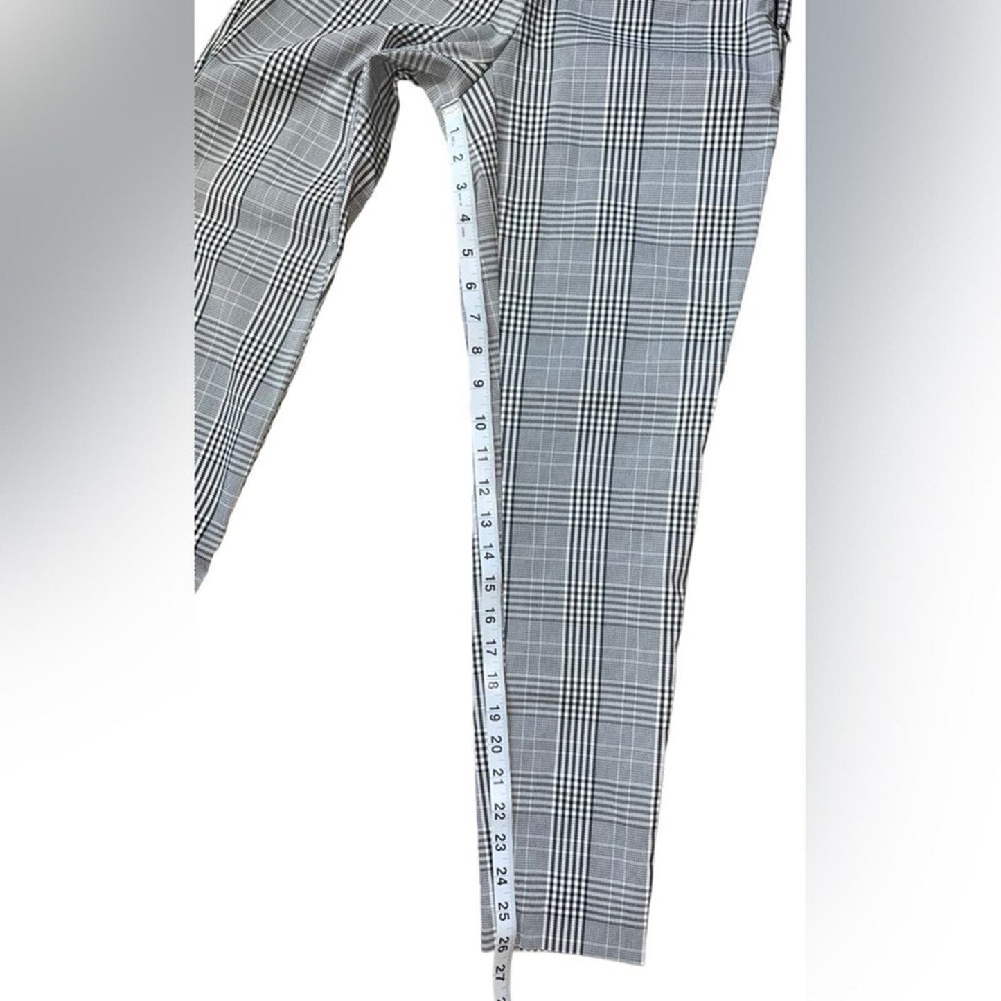 Time & Tru Women’s Size 4 Black and White Pixie Flat Front Pants