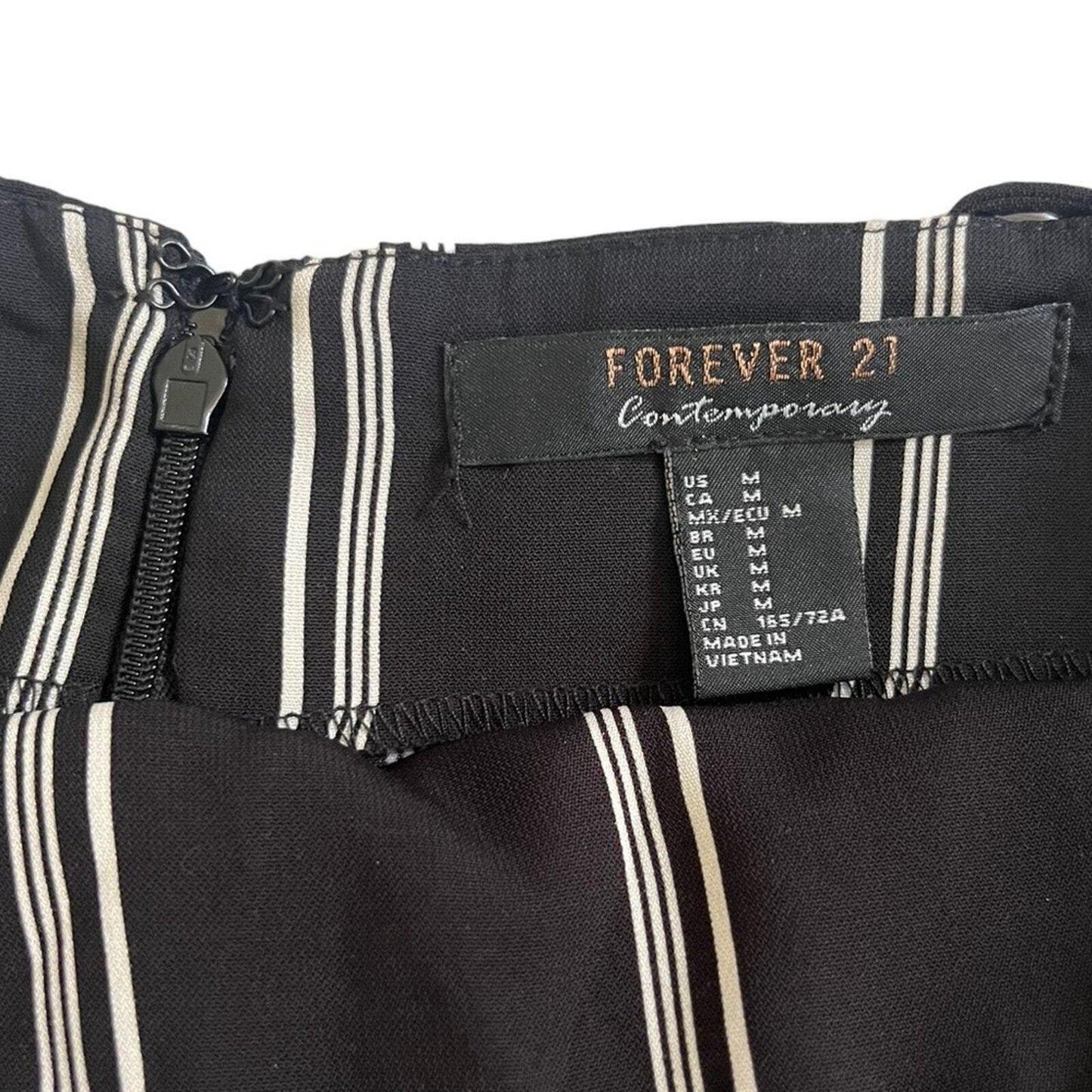 Forever 21 Contemporary Womens Size Medium Black White Striped Back Zip Culottes