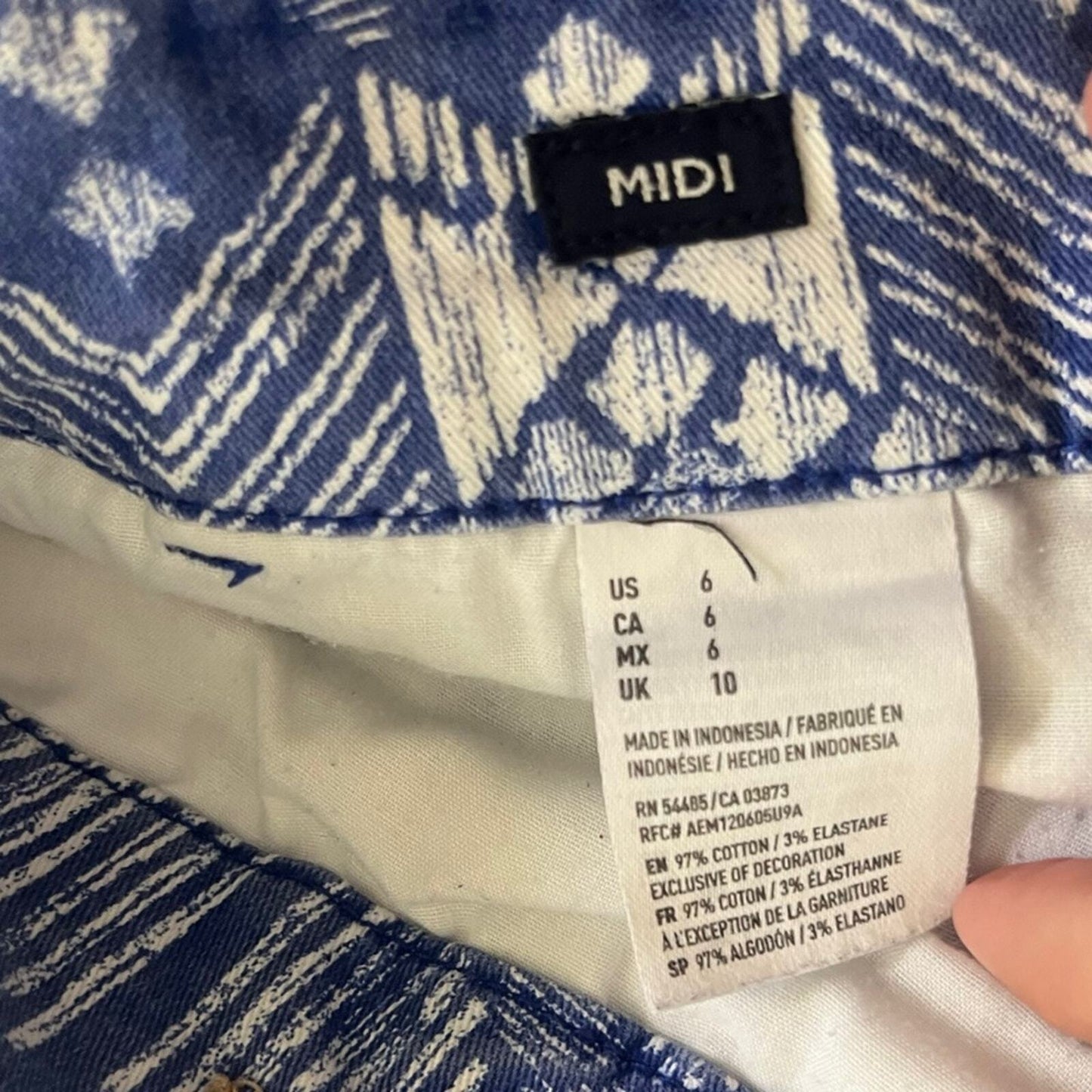 American Eagle Womens Size 6 Midi Stretch Blue White Aztec Flat Front Shorts