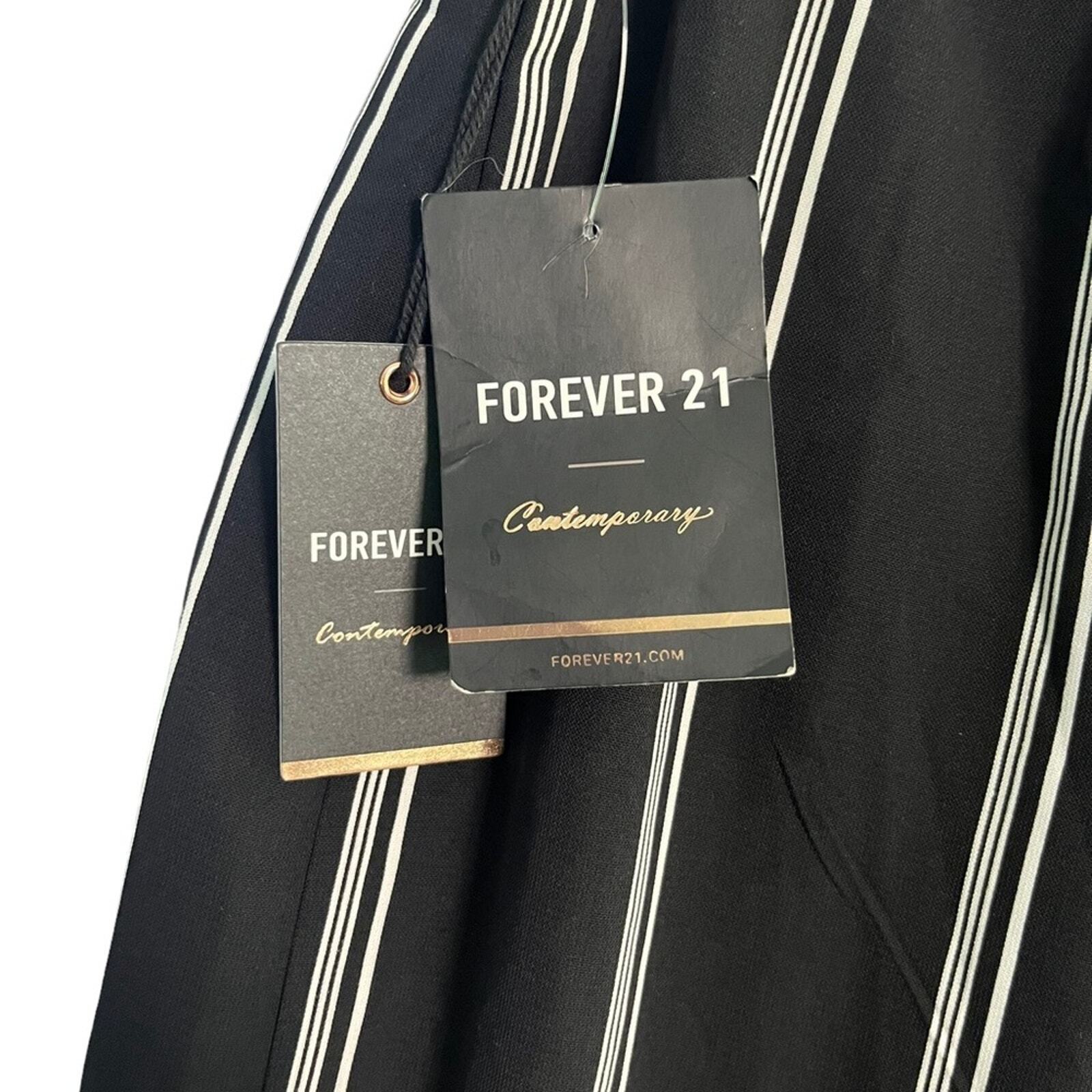 Forever 21 Contemporary Womens Size Medium Black White Striped Back Zip Culottes