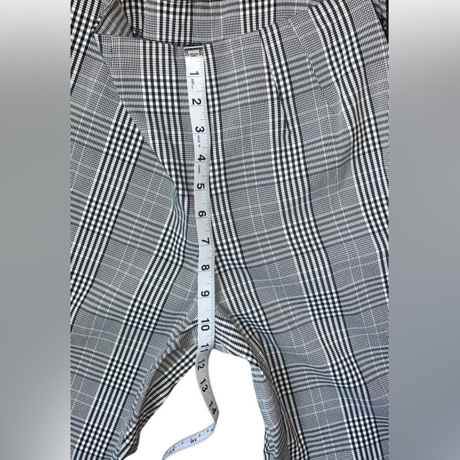 Time & Tru Women’s Size 4 Black and White Pixie Flat Front Pants