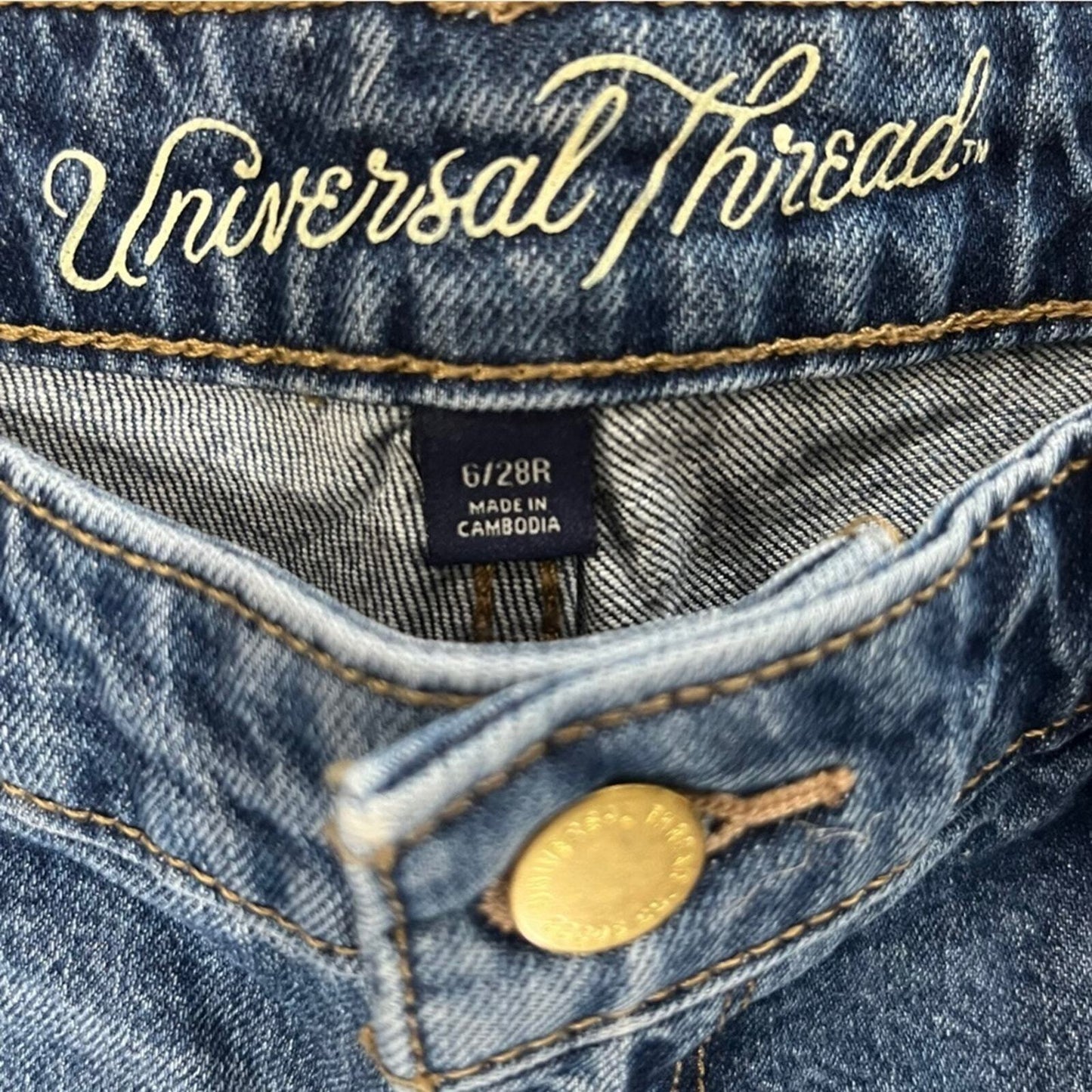 Universal Threads Womens Size 6 /28R High Rise Shortie  Cut Off Denim Shorts