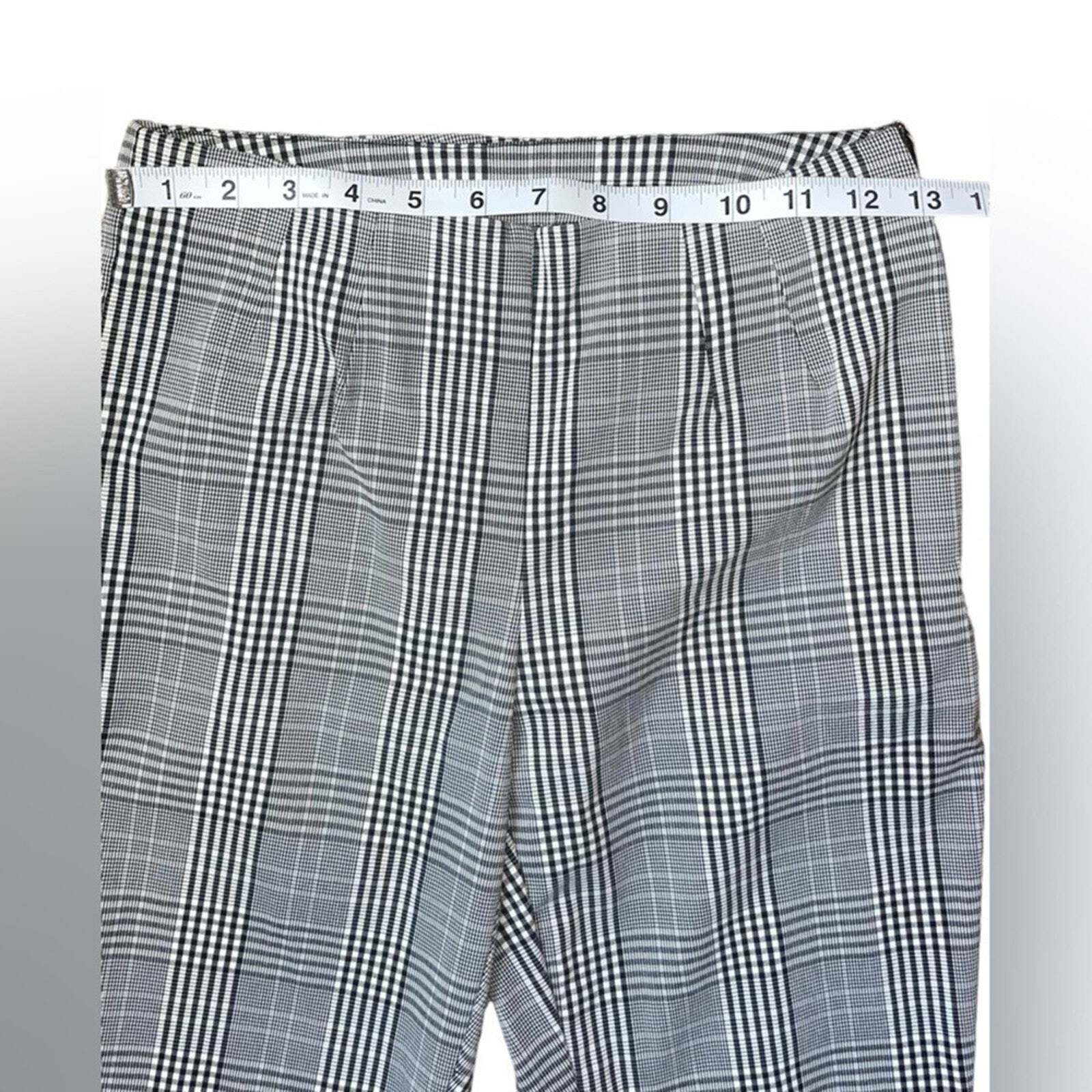 Time & Tru Women’s Size 4 Black and White Pixie Flat Front Pants