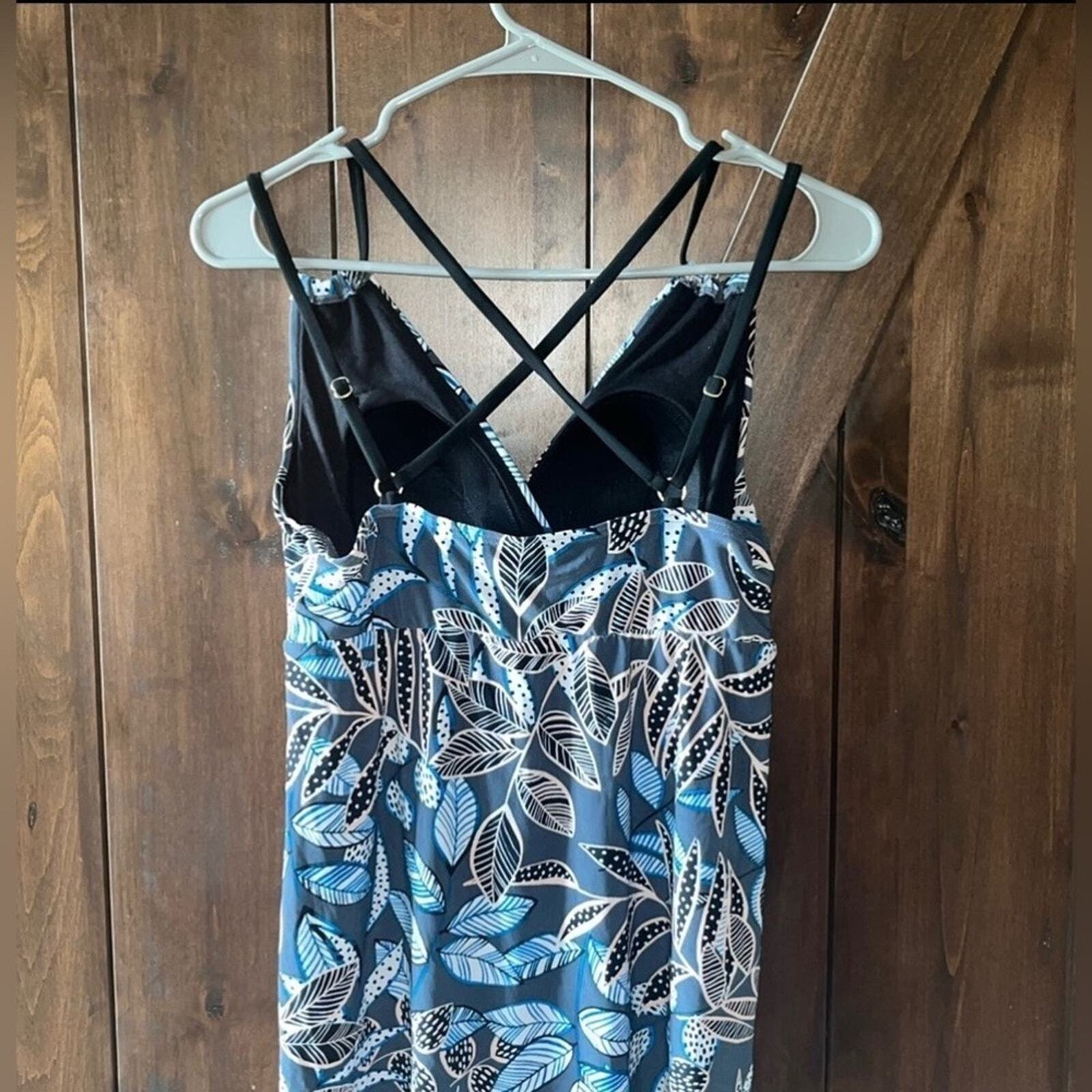 Women’s Size 8 Black Blue Leaf Tankini swim top lightly padded adjustable strap 