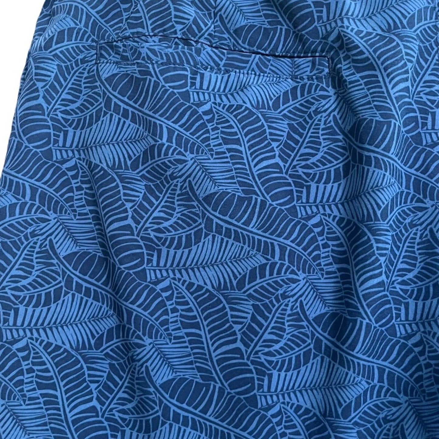 IZOD Gold Mens Size 38 Blue Leaf Flat Front Shorts with Front and Back Pockets