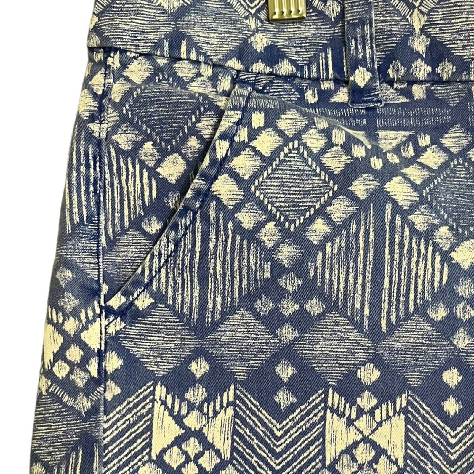 American Eagle Womens Size 6 Midi Stretch Blue White Aztec Flat Front Shorts