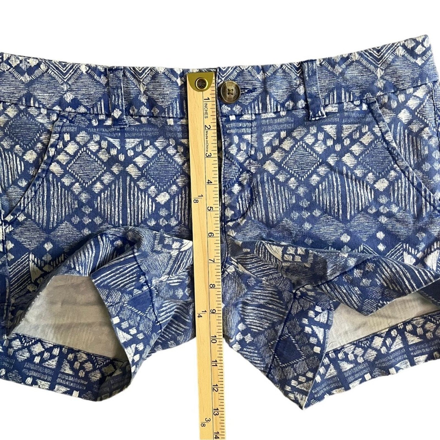 American Eagle Womens Size 6 Midi Stretch Blue White Aztec Flat Front Shorts