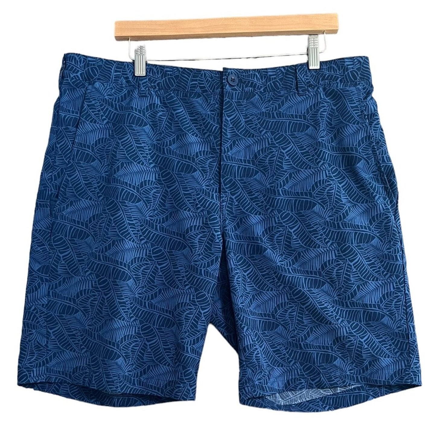 IZOD Gold Mens Size 38 Blue Leaf Flat Front Shorts with Front and Back Pockets