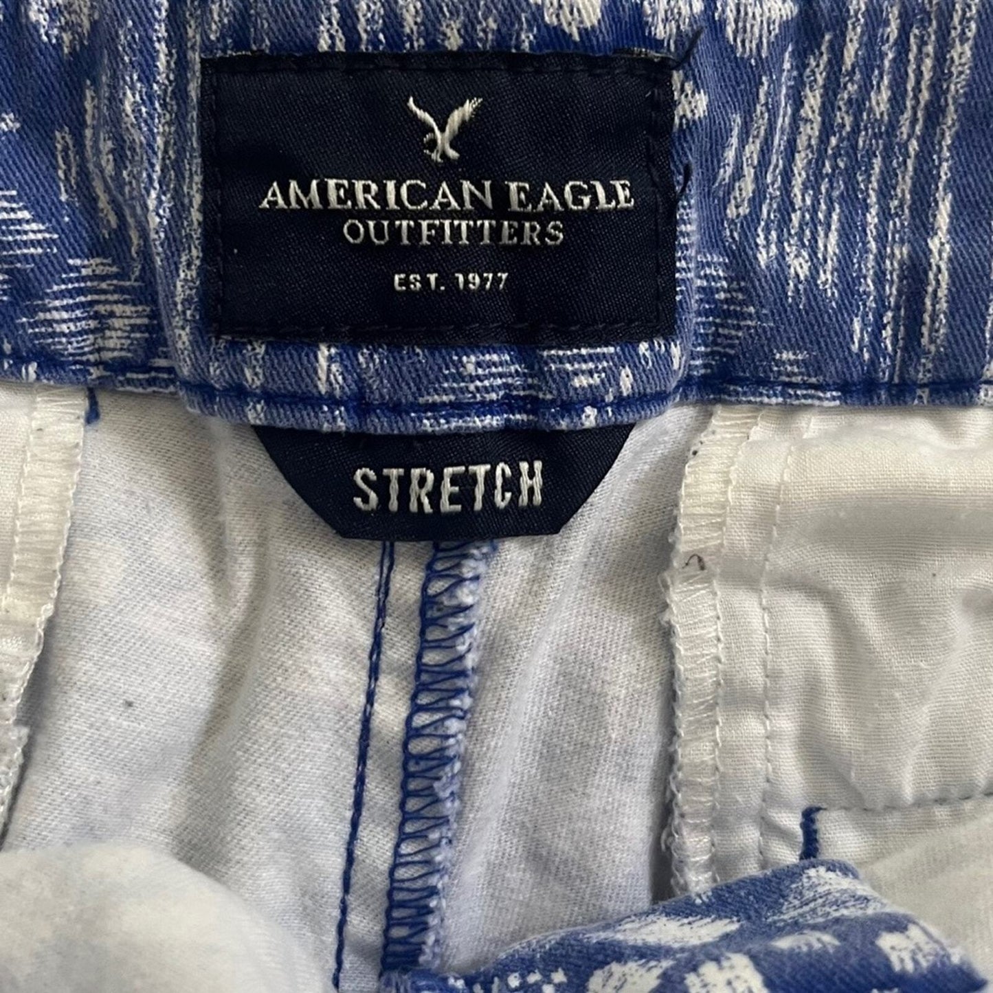 American Eagle Womens Size 6 Midi Stretch Blue White Aztec Flat Front Shorts