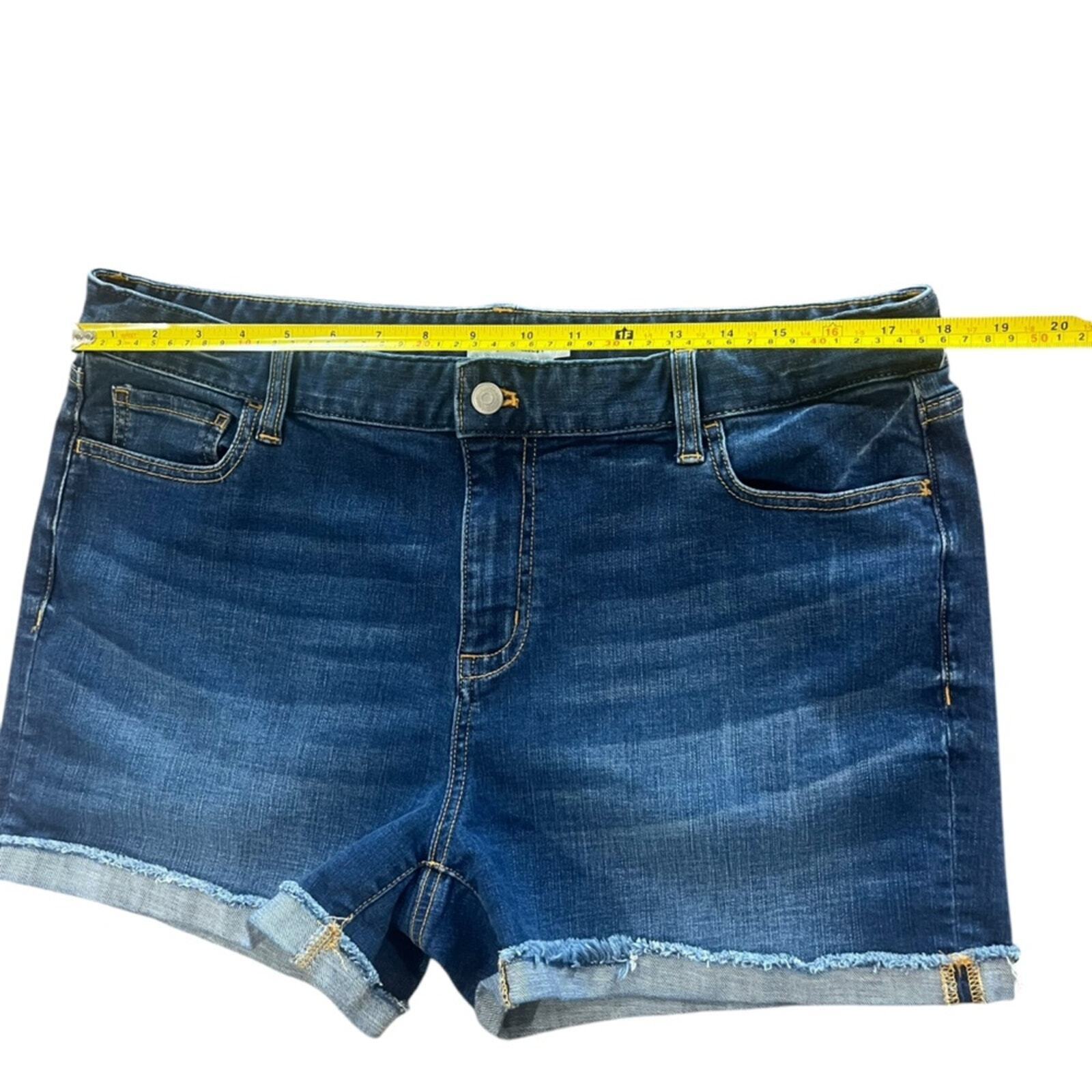 Vineyard Vines Womens Denim Shorts Size 14 Raw Cuffed Hem Medium Wash Whiskered