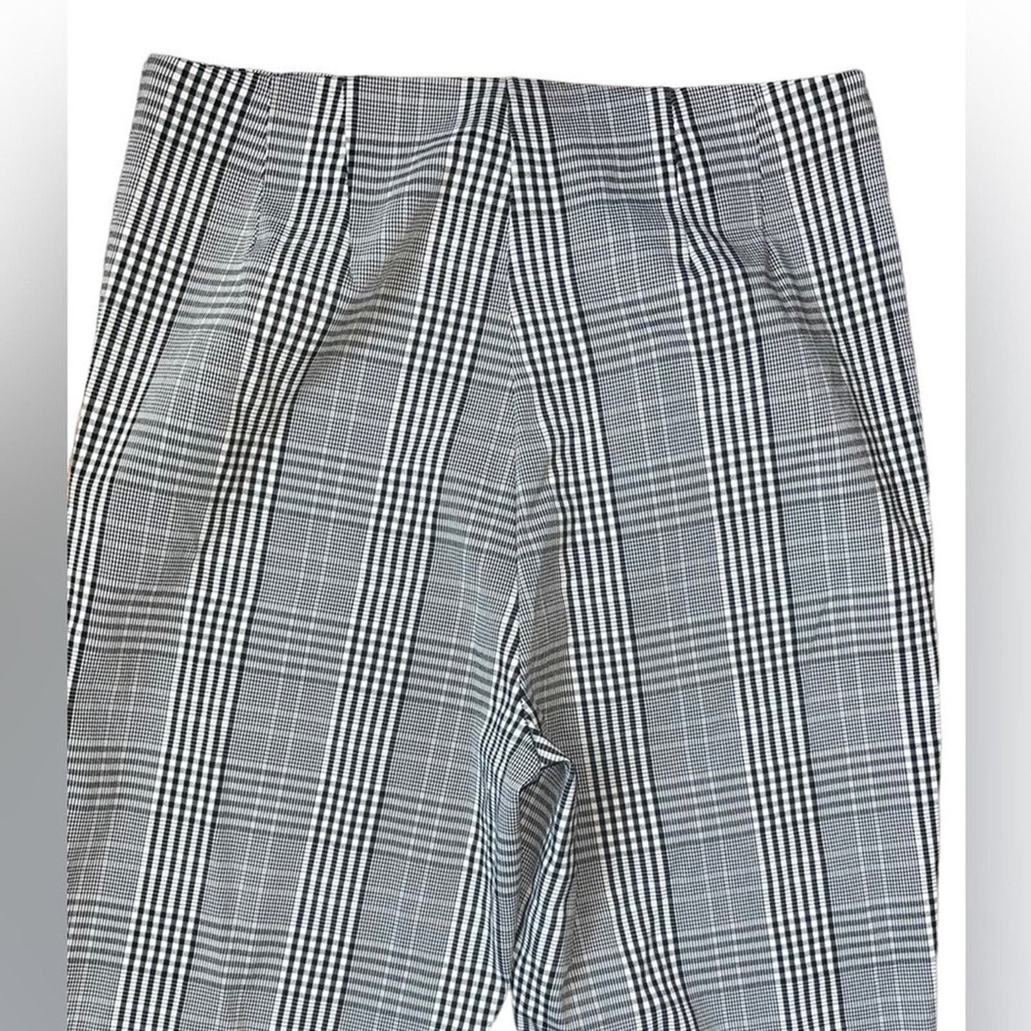 Time & Tru Women’s Size 4 Black and White Pixie Flat Front Pants