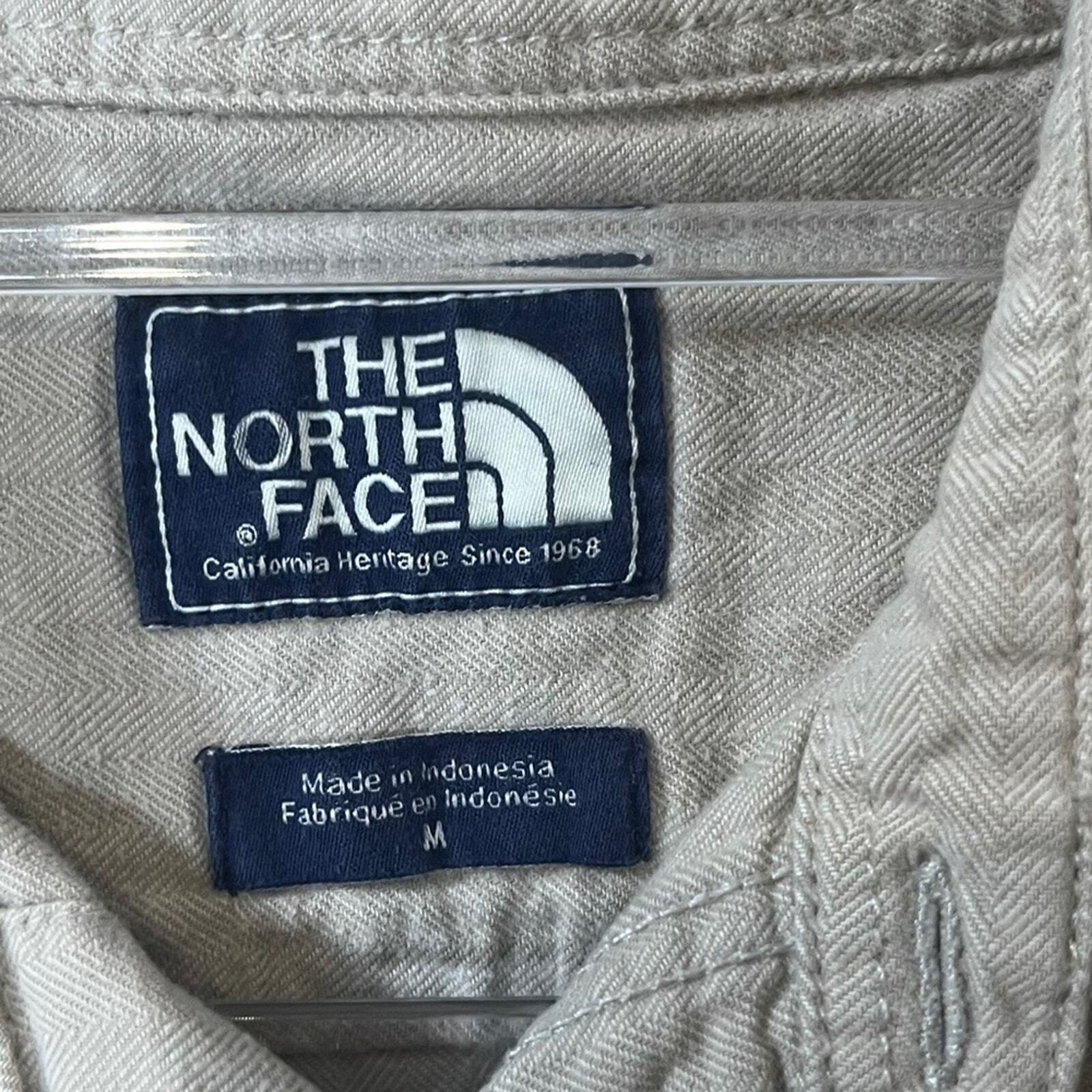 The North Face Mens Size Med Khaki Long Sleeve Front Pockets Button Down Shirt