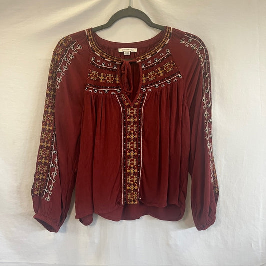 American Eagle Maroon Top Size Medium Neckline Sleeve Embroidery Keyhole Neck