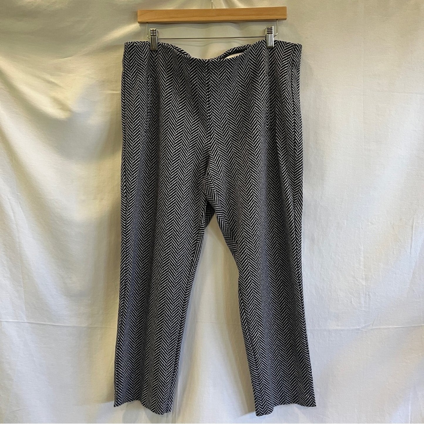 Chico's Black White Chevron Pattern Crop Pants Knit Pull On Elastic Size 3 Ankle