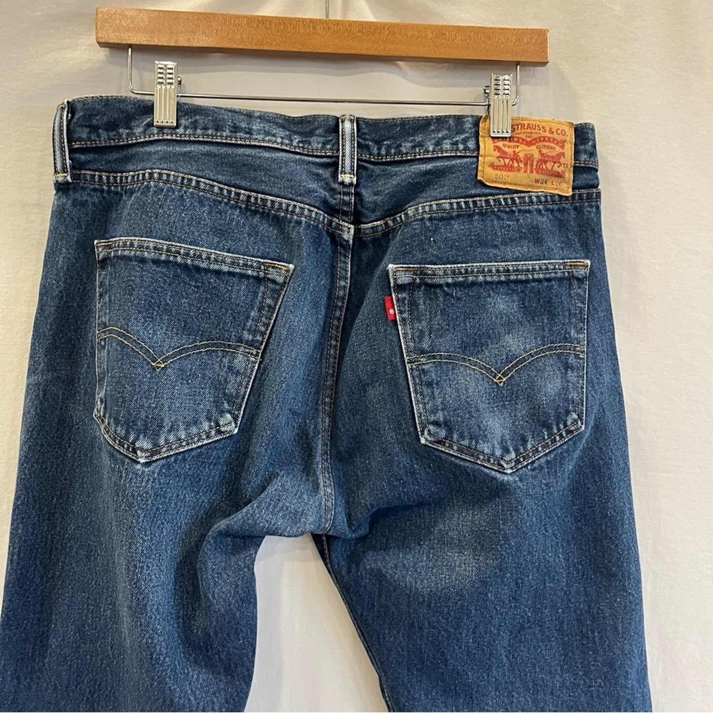 Levi's 501 Buttonfly Straight Medium Wash Denim Jeans Mens 34x30 Classic Basic