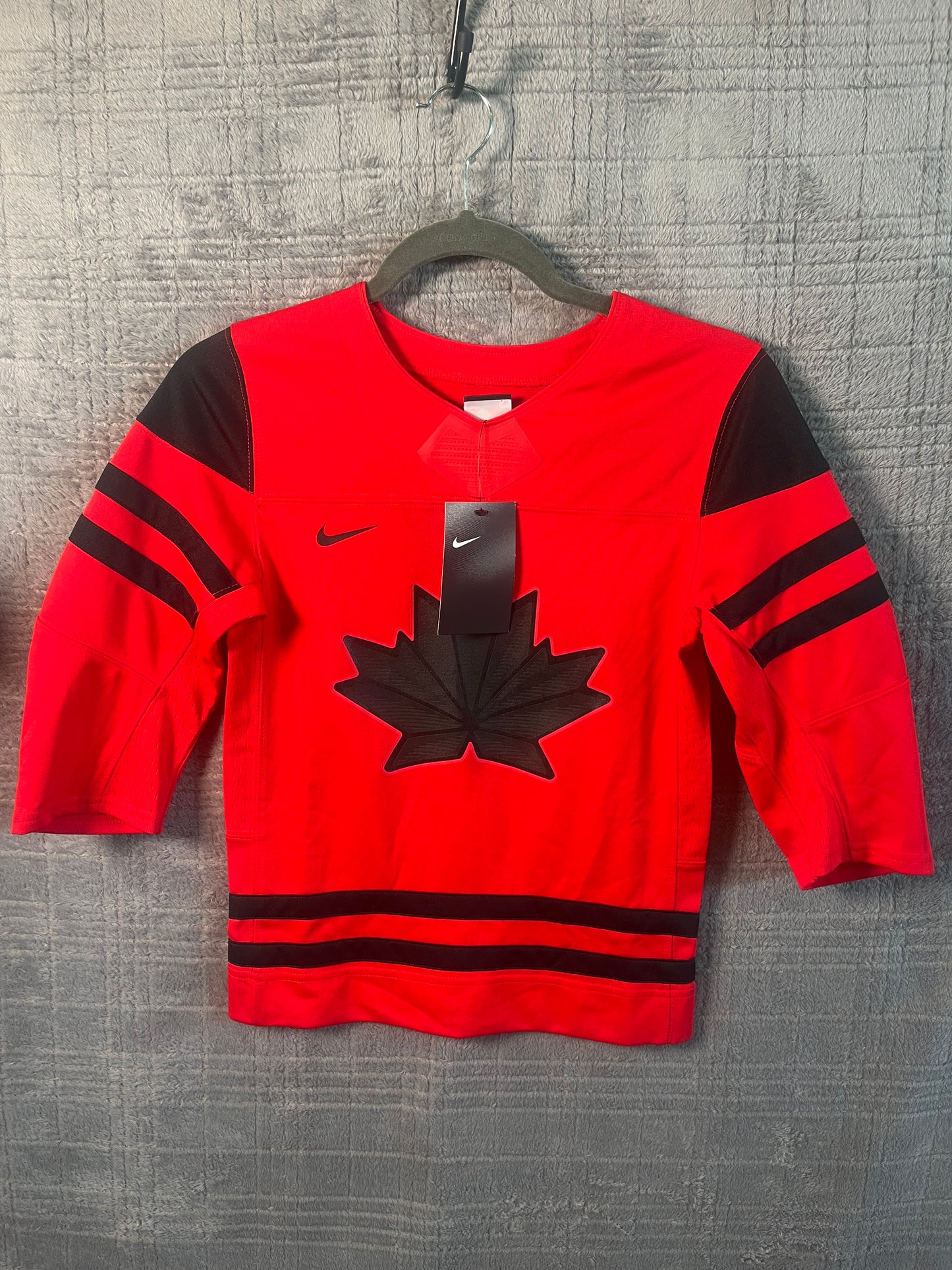Nike Team Canada Youth Hockey Replica Jersey Red Size 6 NWT