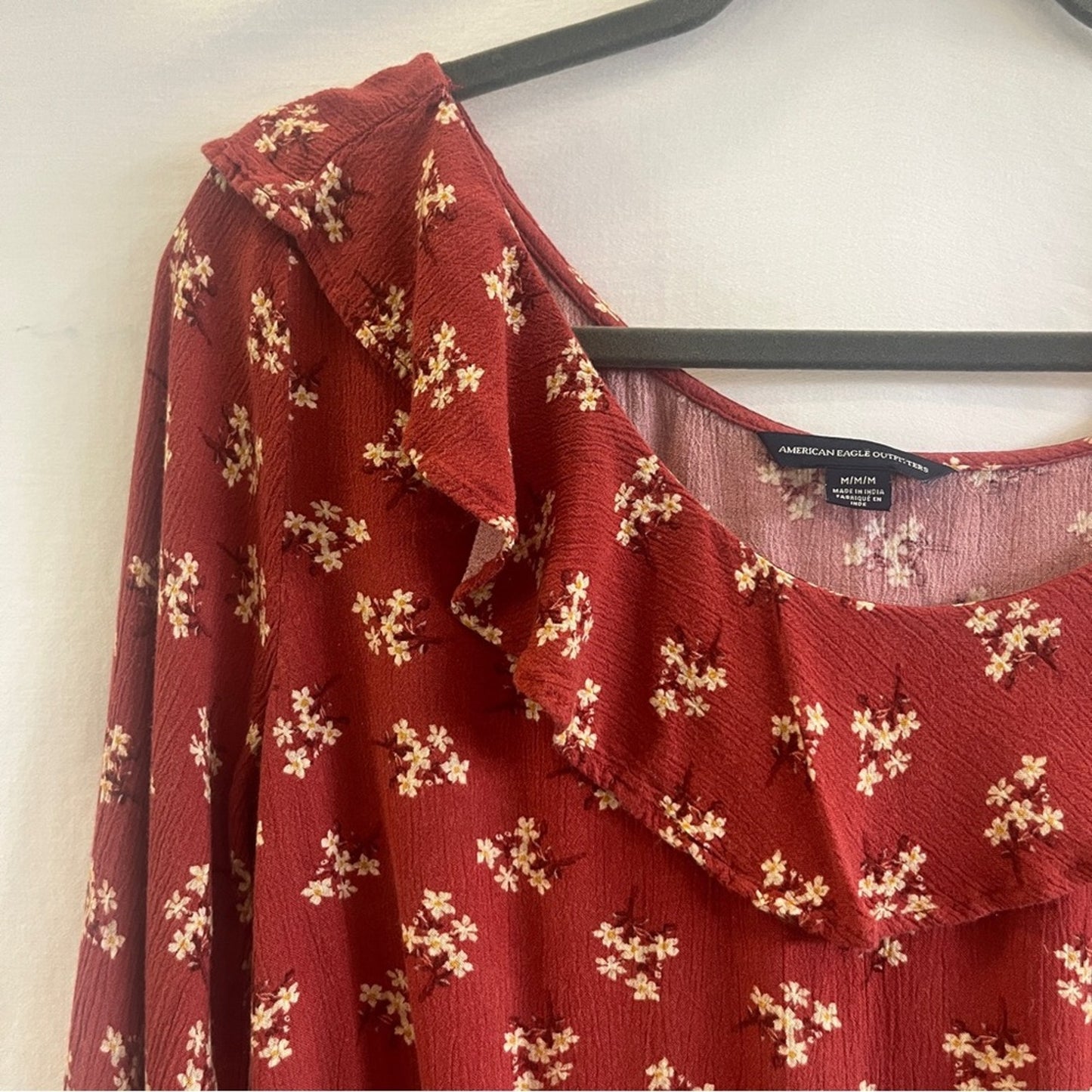 American Eagle Maroon Floral Top Womens Medium Ruffle Neck Rust Red Poet Boho