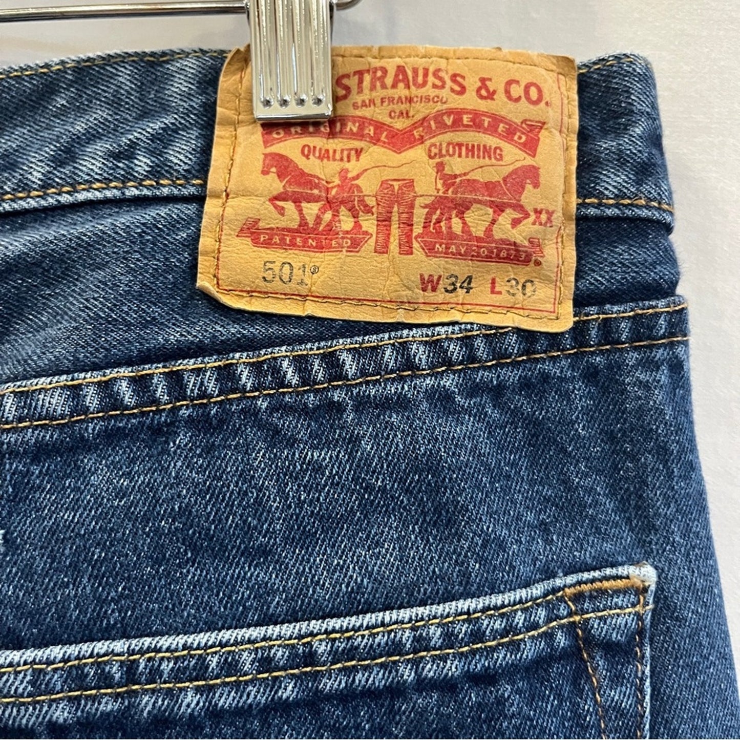 Levi's 501 Buttonfly Straight Medium Wash Denim Jeans Mens 34x30 Classic Basic