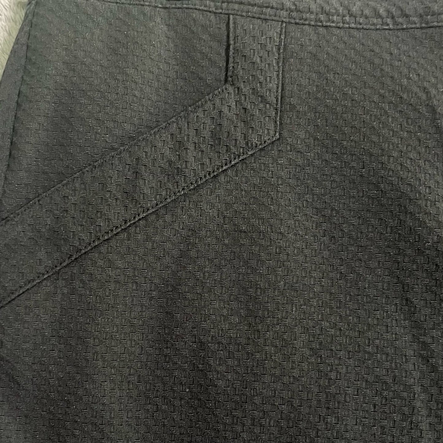 IZOD Black Textured Womens Chino Shorts 10 Bermuda Flat Front Golf Casual Simple