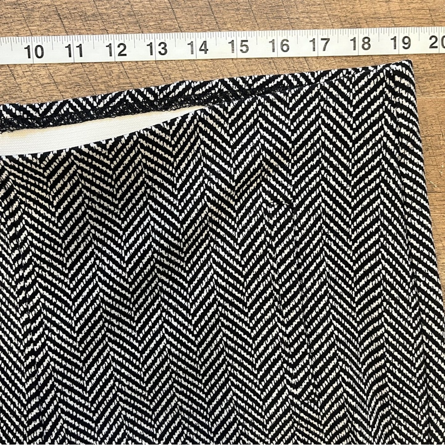 Chico's Black White Chevron Pattern Crop Pants Knit Pull On Elastic Size 3 Ankle