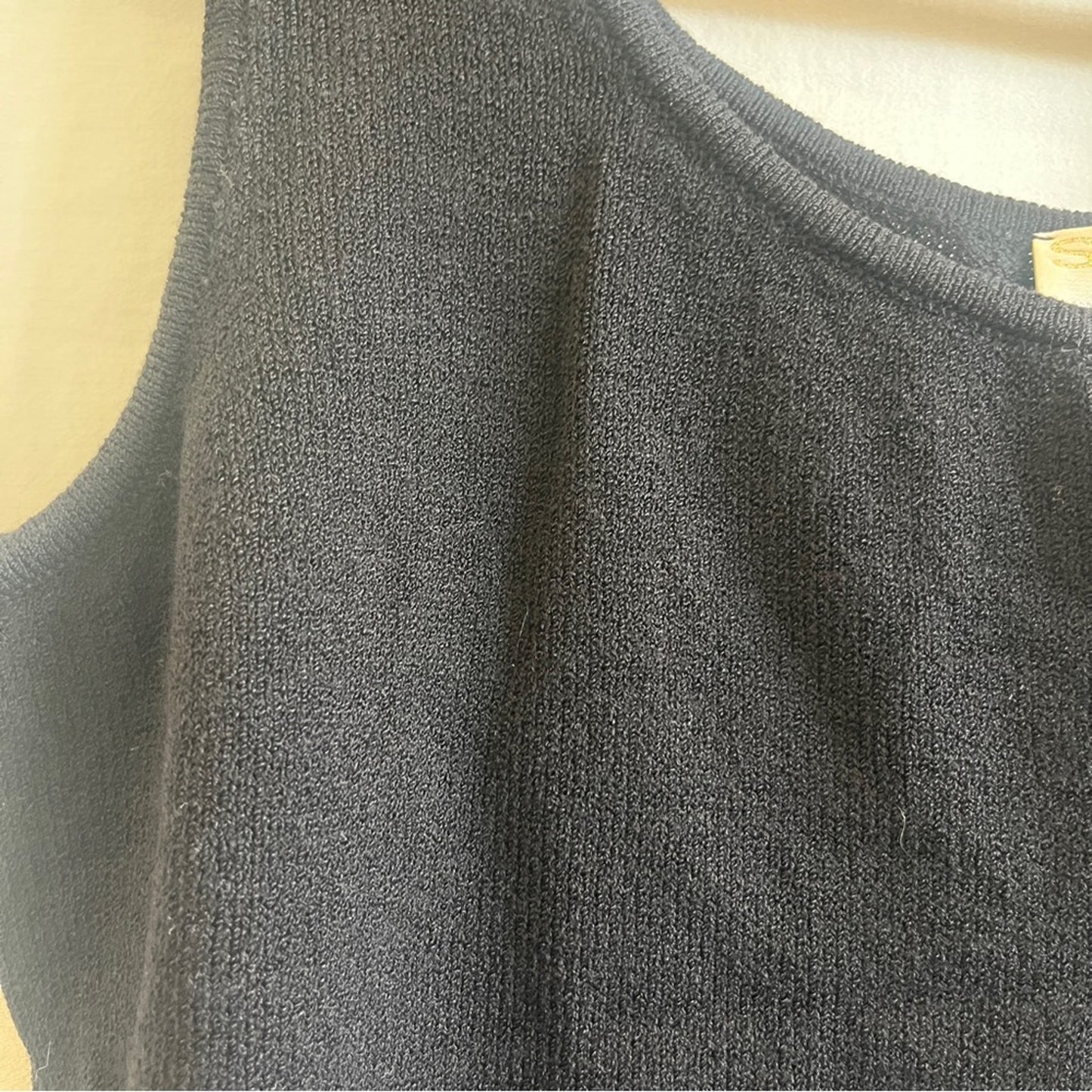St John Basic Black Crop Top Womens Size Large Knit Scoop Neck Staple Basic Edgy