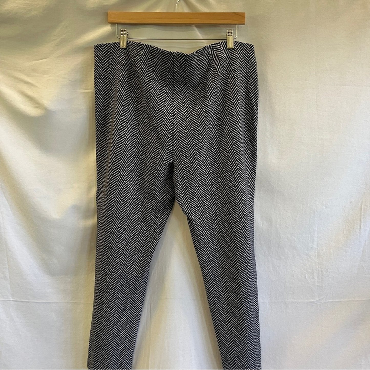 Chico's Black White Chevron Pattern Crop Pants Knit Pull On Elastic Size 3 Ankle