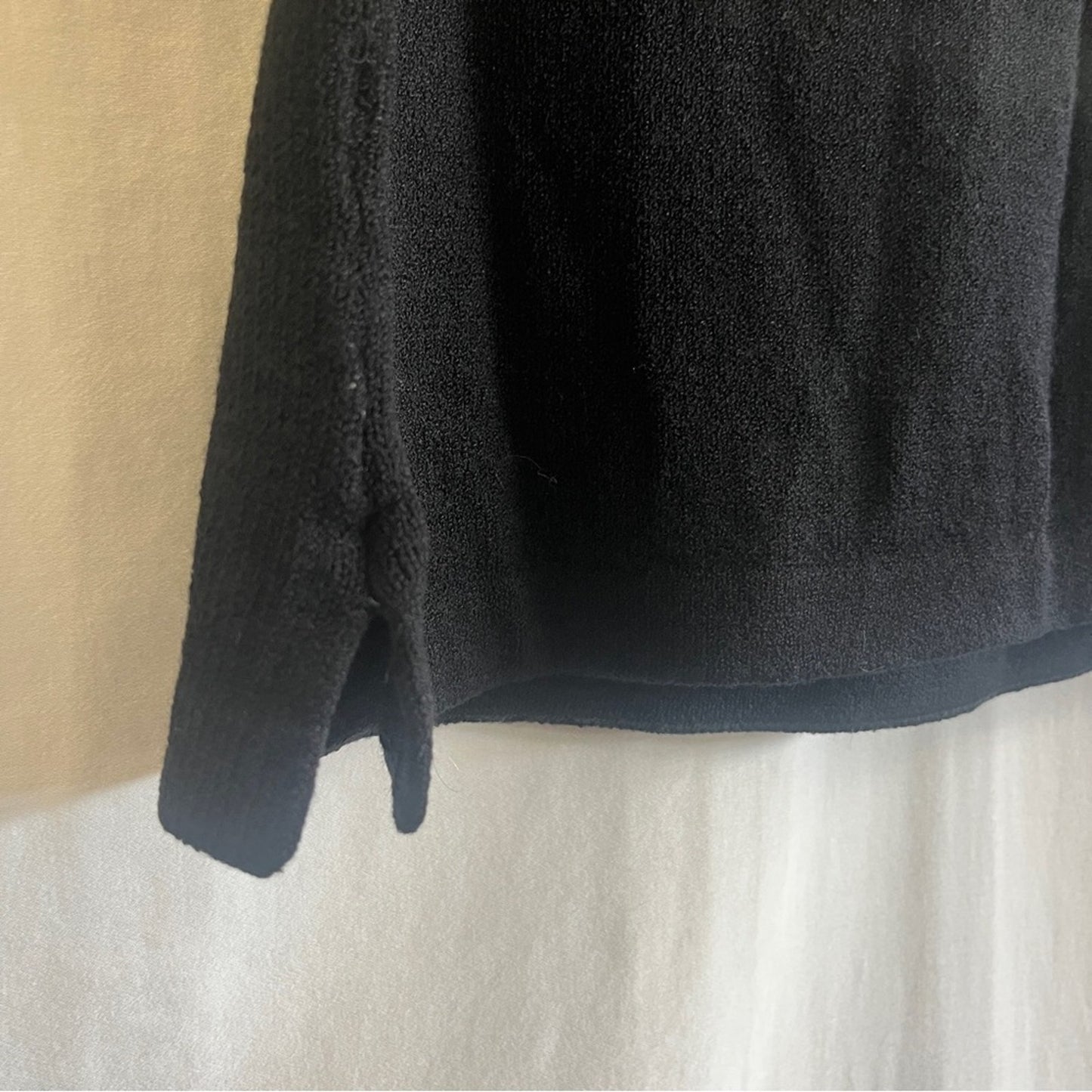 St John Basic Black Crop Top Womens Size Large Knit Scoop Neck Staple Basic Edgy