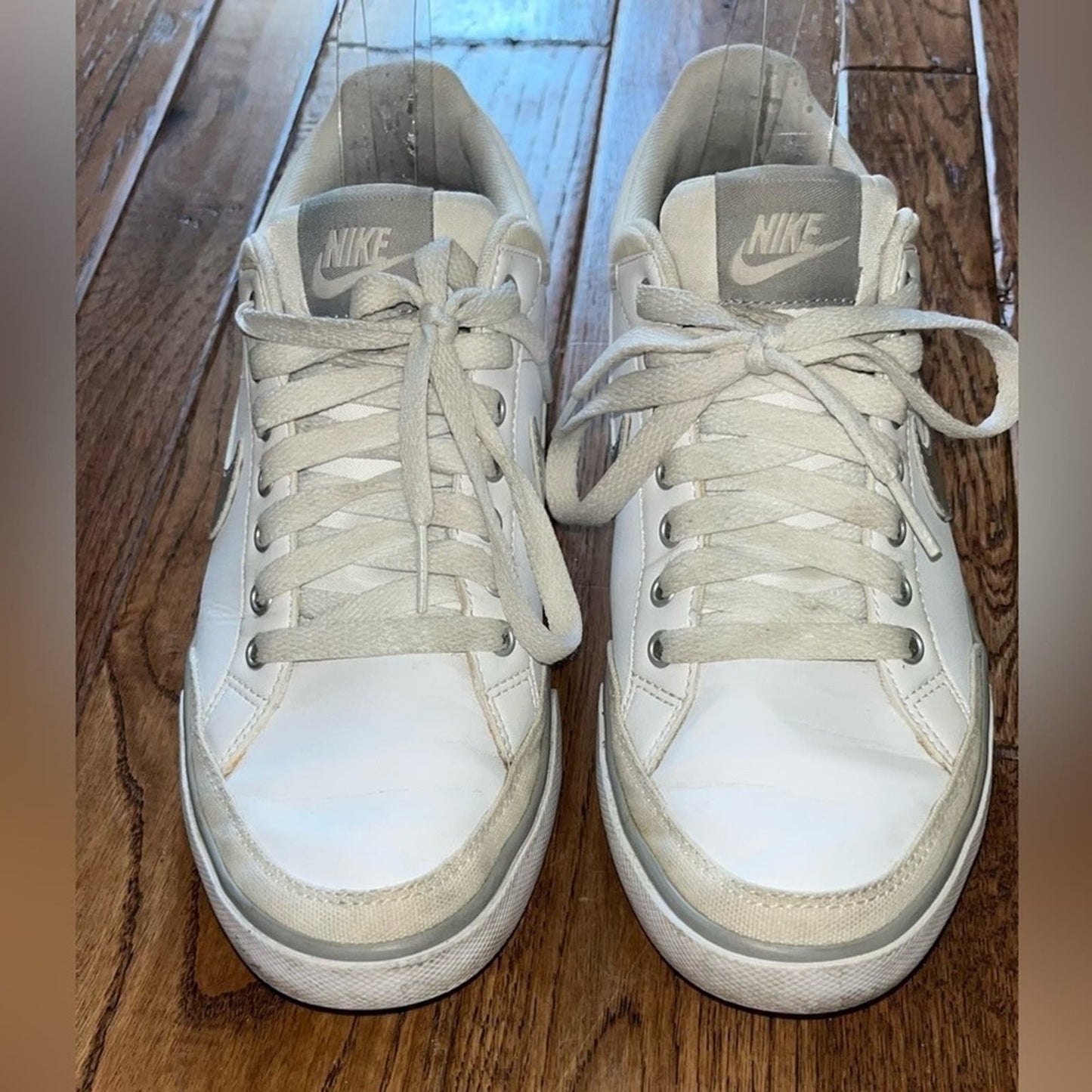 NIKE Capri III LTH Sneaker Womens Size 8.5 White Metallic Swoosh Low Top Lace Up