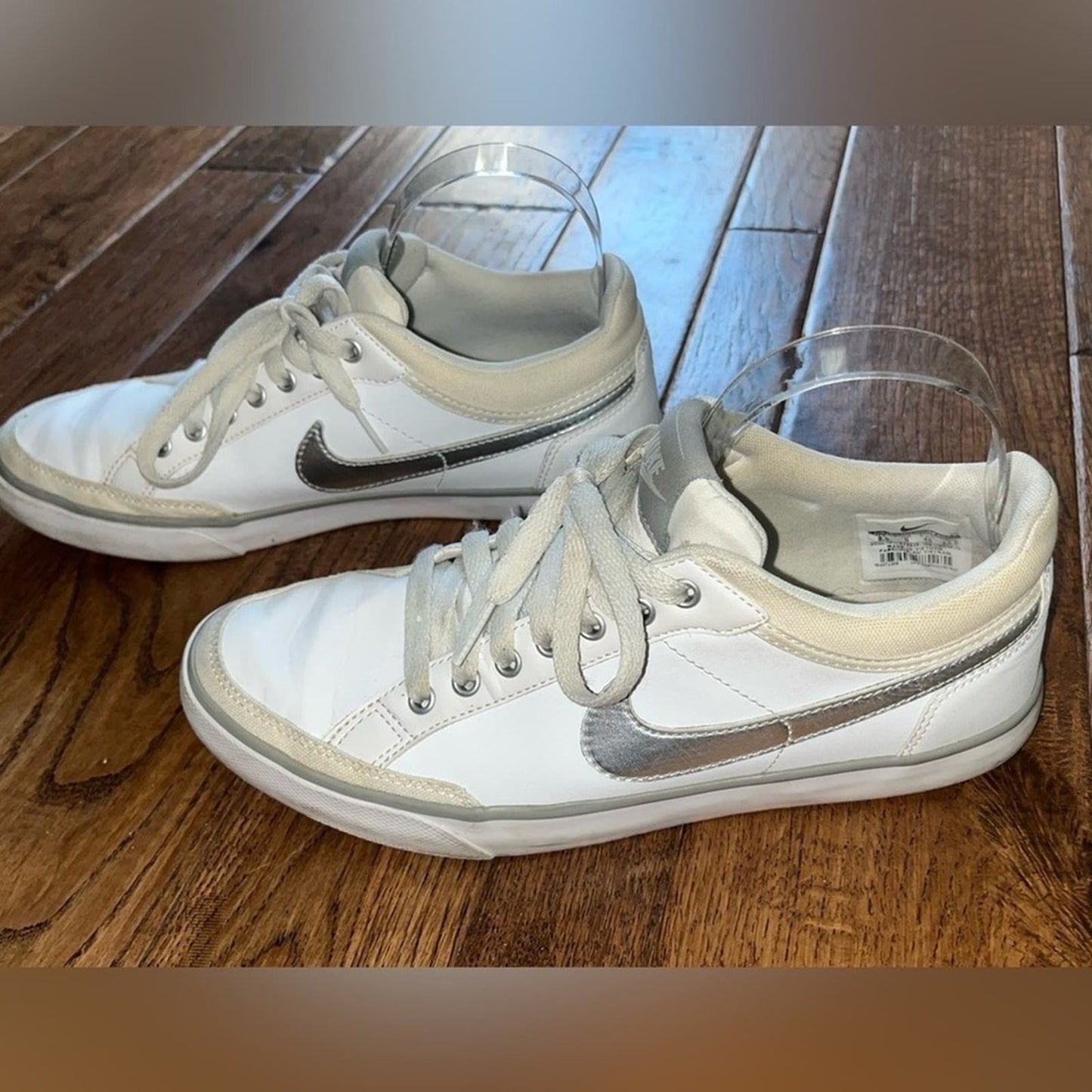 NIKE Capri III LTH Sneaker Womens Size 8.5 White Metallic Swoosh Low Top Lace Up