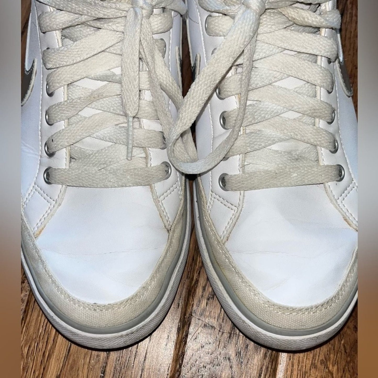NIKE Capri III LTH Sneaker Womens Size 8.5 White Metallic Swoosh Low Top Lace Up