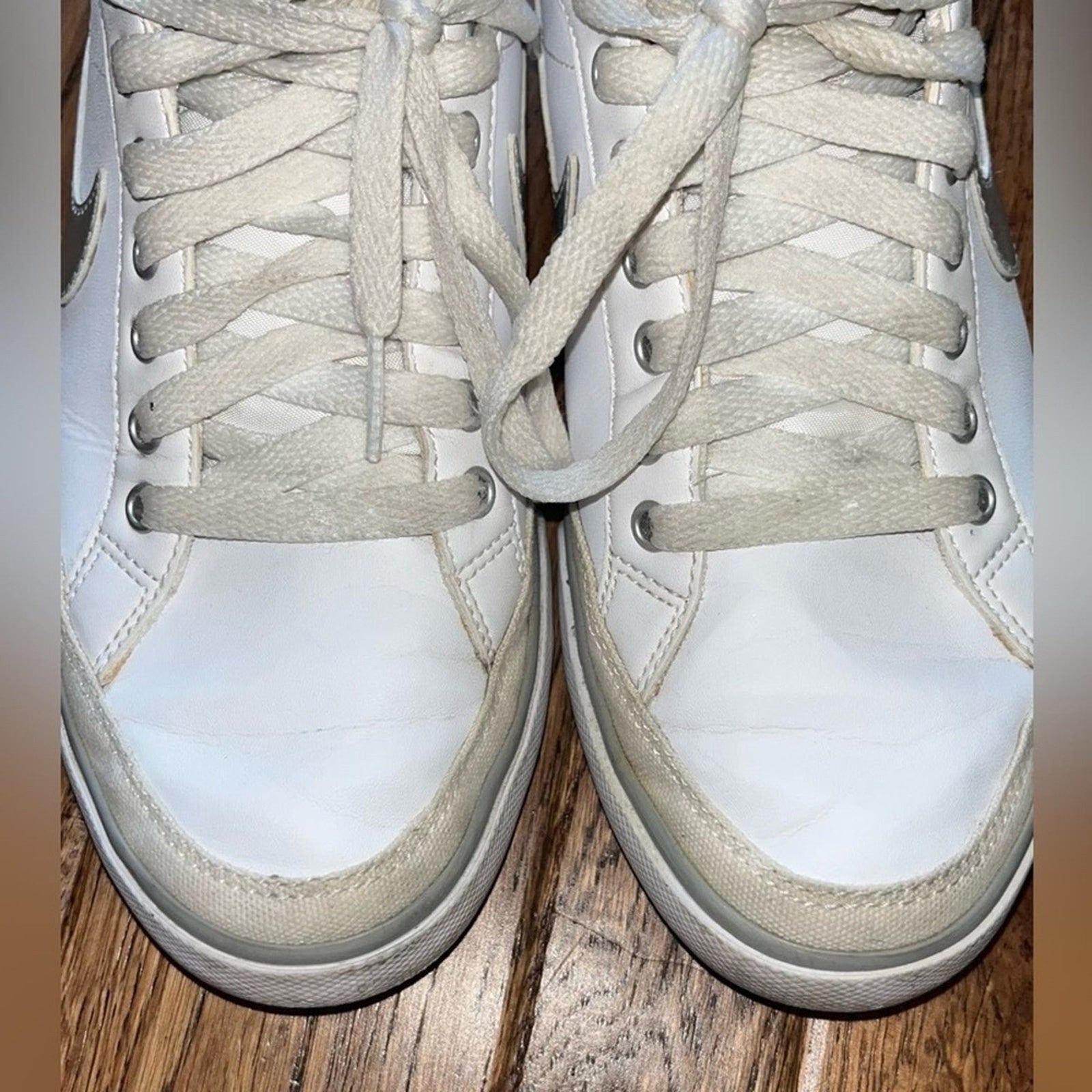 NIKE Capri III LTH Sneaker Womens Size 8.5 White Metallic Swoosh Low Top Lace Up