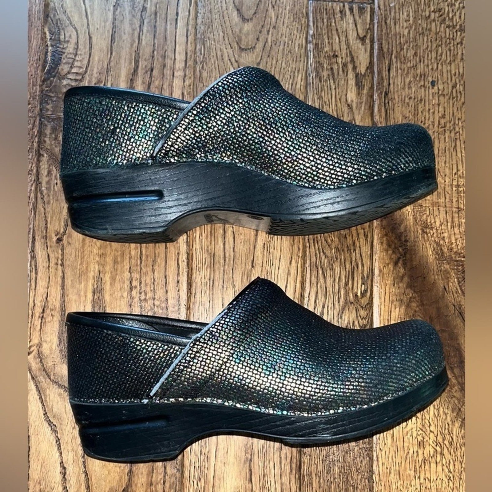 Dansko Holographic Clog Mules Women’s Size 39 Nursing Rainbow Sparkles Tech