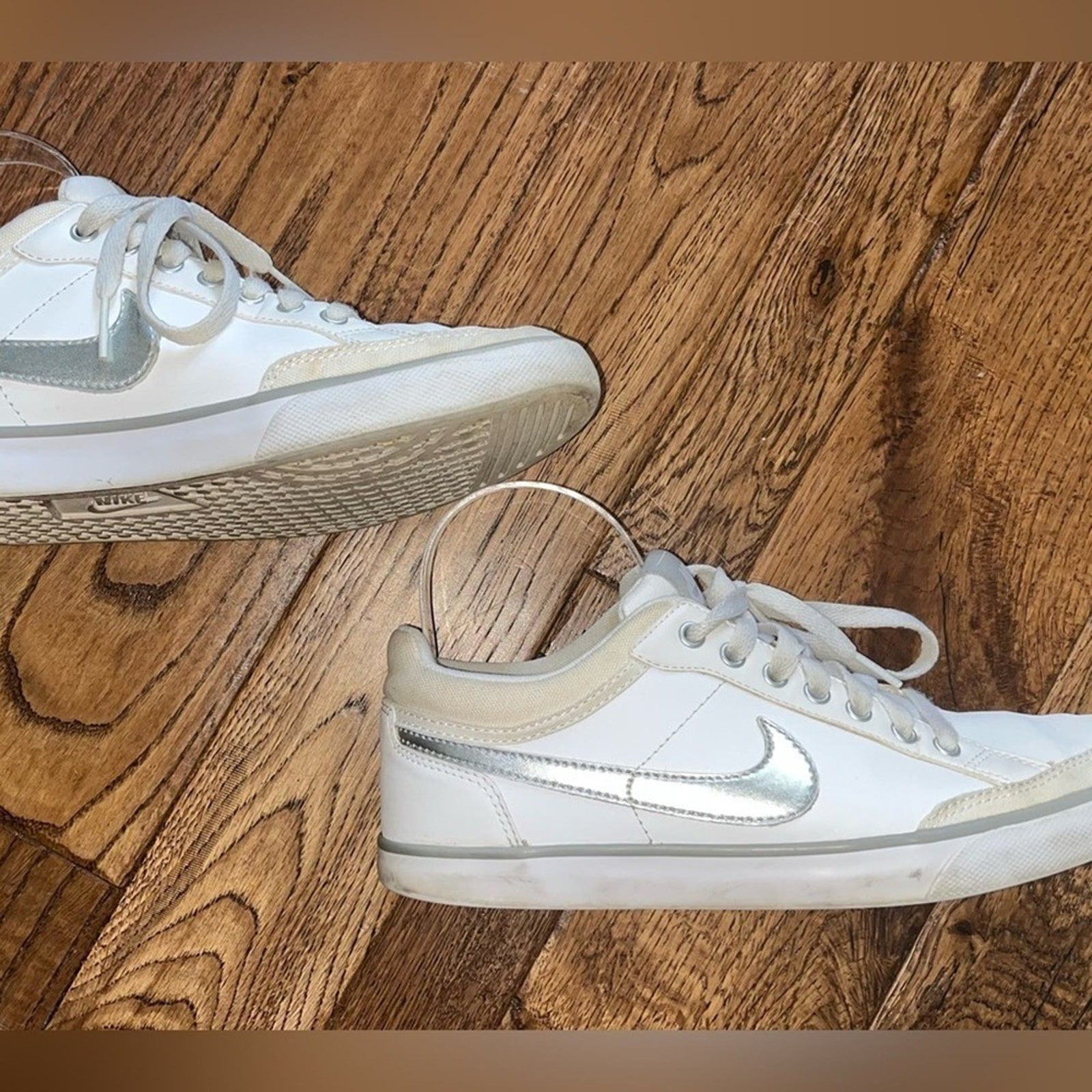 NIKE Capri III LTH Sneaker Womens Size 8.5 White Metallic Swoosh Low Top Lace Up