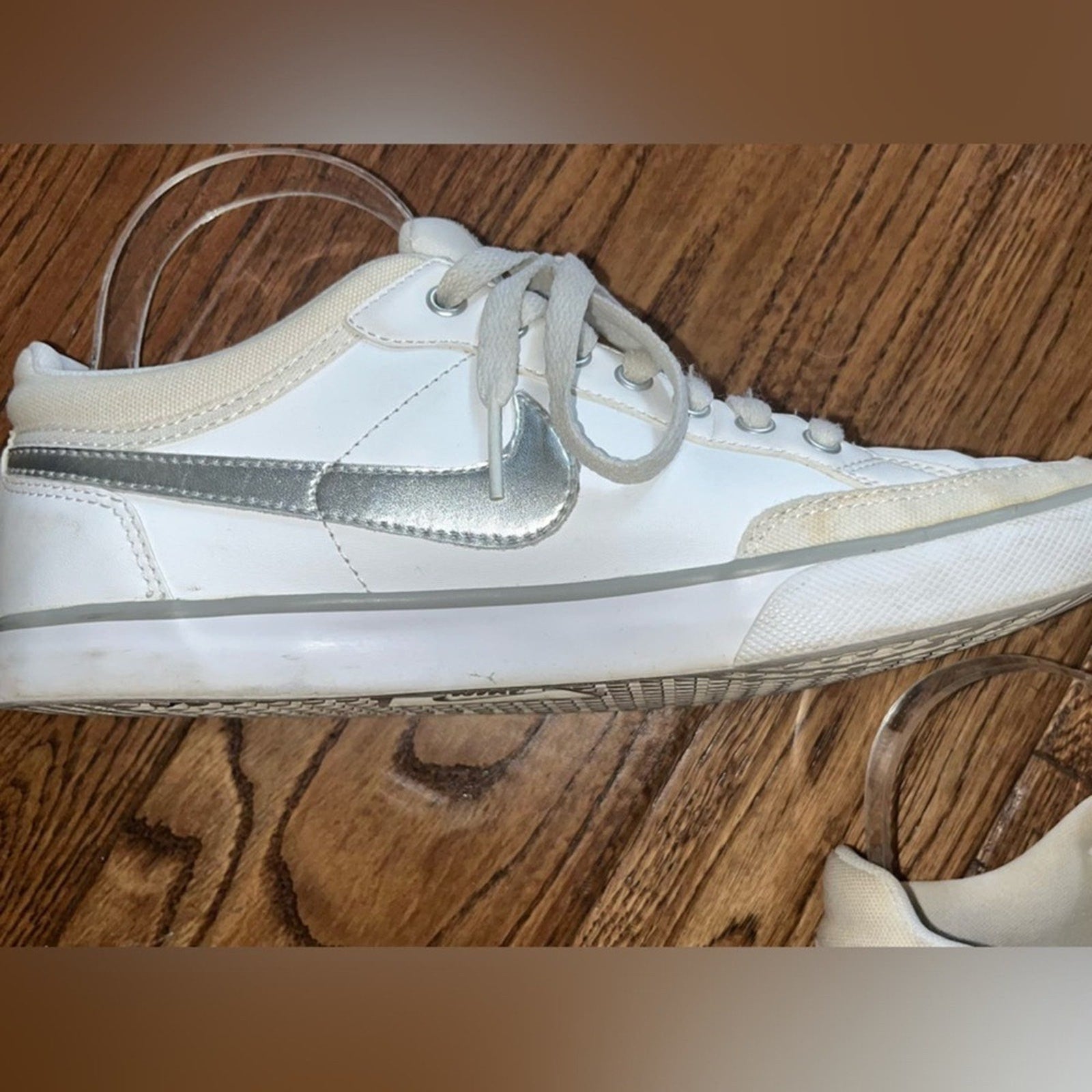 NIKE Capri III LTH Sneaker Womens Size 8.5 White Metallic Swoosh Low Top Lace Up