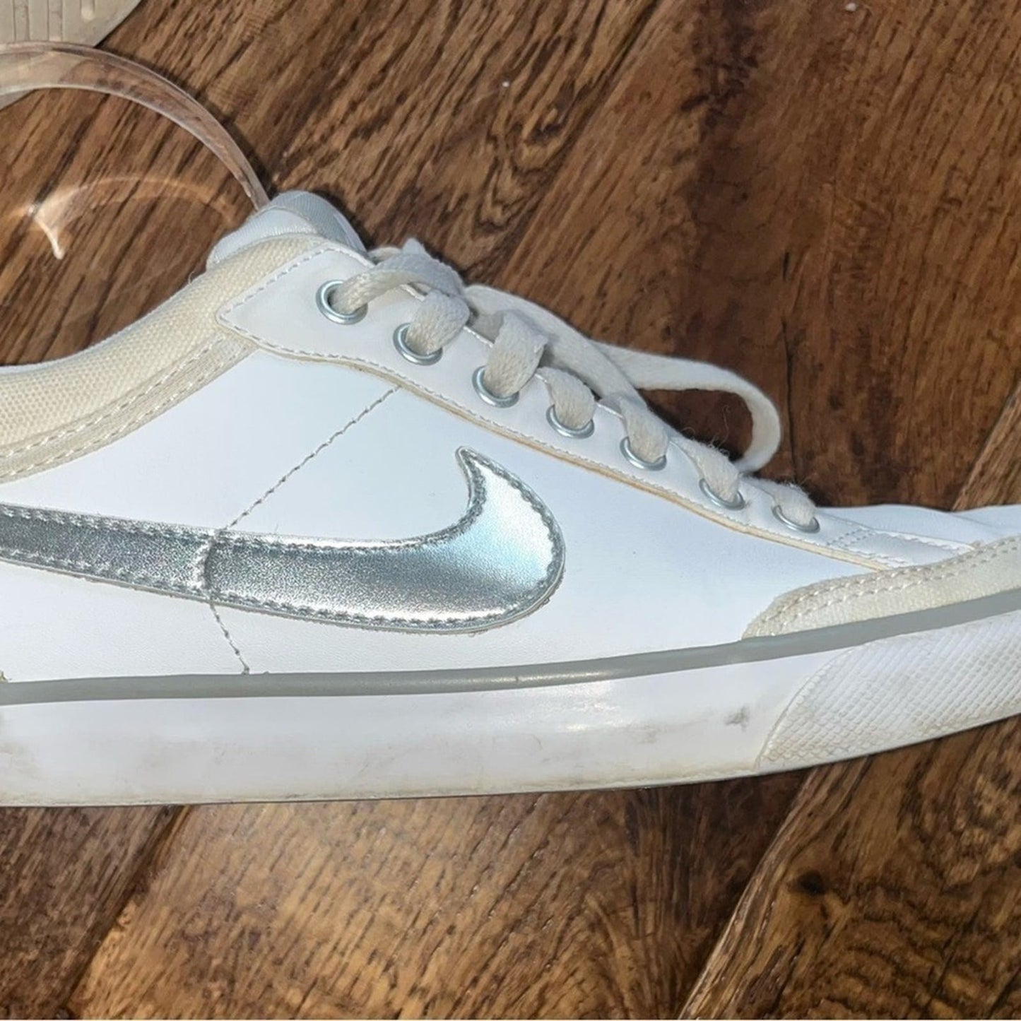 NIKE Capri III LTH Sneaker Womens Size 8.5 White Metallic Swoosh Low Top Lace Up
