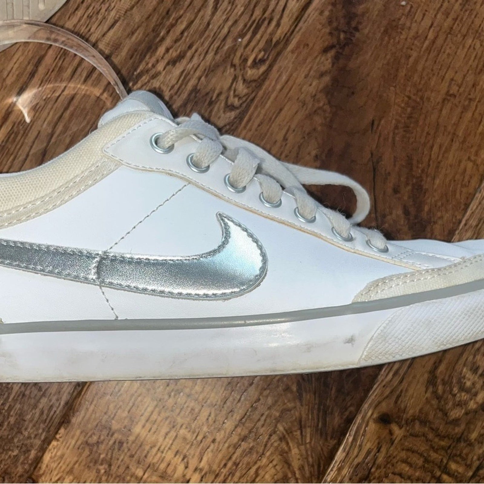 NIKE Capri III LTH Sneaker Womens Size 8.5 White Metallic Swoosh Low Top Lace Up